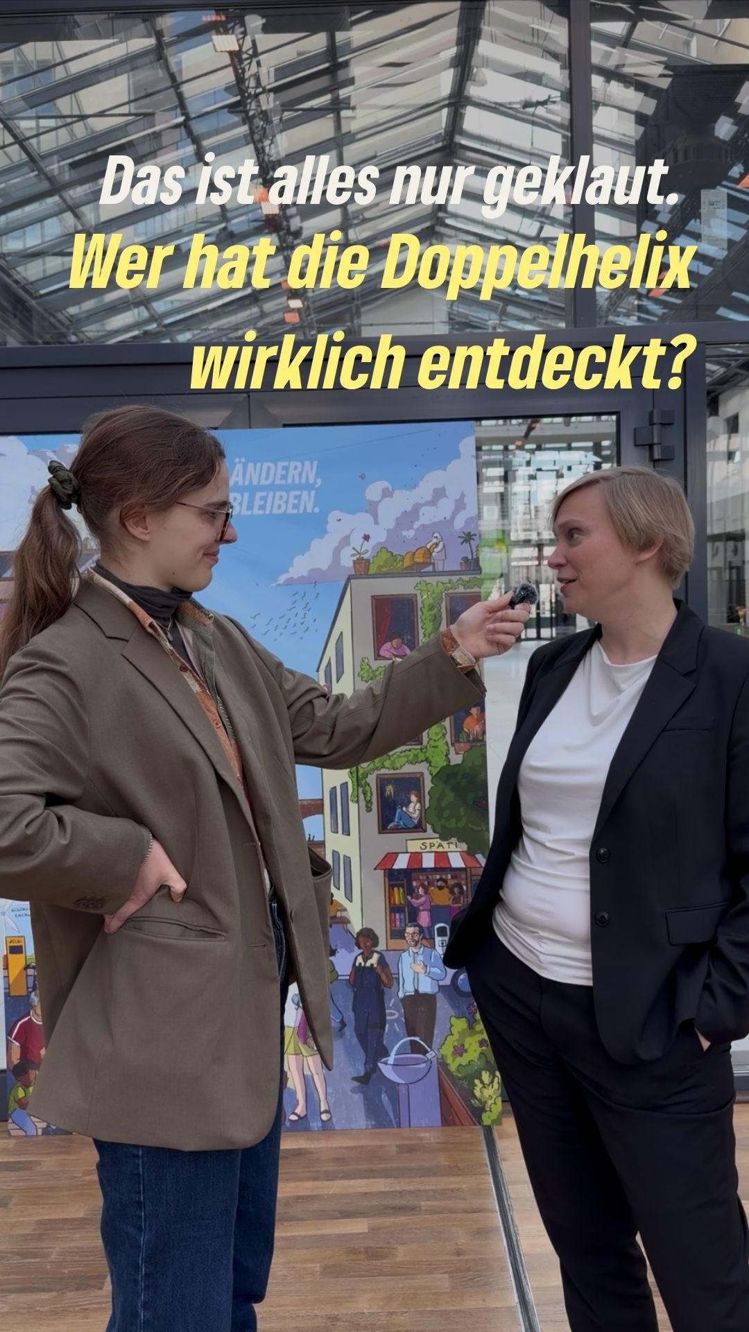 Sie entdeckte die Doppelhelix DNA. Den Nobelpreis bekamen andere.
Ihr „Foto 51“ veränderte die Welt, doch Rosalind Franklin wurde lange verschwiegen.
Während James Watson, Francis Crick und Maurice Wilkins den Nobelpreis erhielten, stand sie im Schatten.
Sie ist kein Einzelfall.
Diese Woche war der Tag der Frauen in der Wissenschaft. Aber Sichtbarkeit, Schutz vor Machtmissbrauch und faire Arbeitsbedingungen dürfen kein symbolischer Aktionstag bleiben.
Wir kämpfen für Transparenz, starke Beschwerdestrukturen und echte Chancengerechtigkeit, damit Fälle wie der von Rosalind Franklin der Vergangenheit angehören. ✊
#RosalindFranklin #FrauenInDerWissenschaft #Chancengerechtigkeit #stopmachtmissbrauch