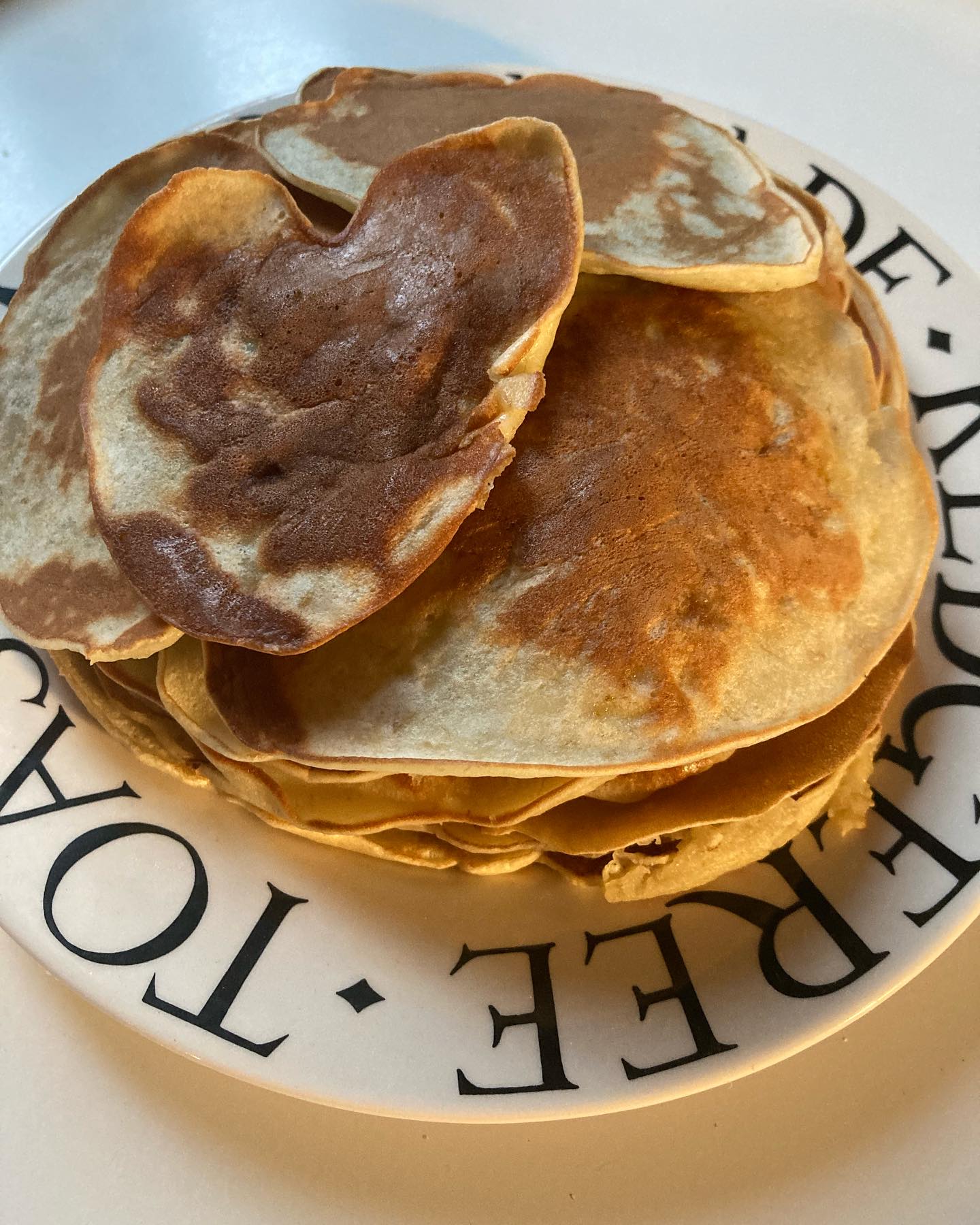 Pancakes à la banane!
Lorsque tu te réveilles le dimanche d’une bonne petite sieste et que tu décides en 30 minutes chrono de préparer quelques petits pancakes pour une amie qui passe prendre un thé à la maison… Histoire aussi de ne pas gâcher ces 2 bananes bien mûres qui risquent de finir à la poubelle!
Pour une vingtaine de pancakes: 2 bananes bien mûres, 180g de farine, 2 œufs, 25cl de lait, 1 sachet de sucre vanille, 1 c.à soupe de sucre roux, 1/2 sachet de levure, 1 c.a café de rhum, 1 pincée de sel, huile.
Écraser les bananes à la fourchette, ajouter les œufs, les sucres, le rhum, le sel, bien mélanger. Ajouter la farine (avec la levure intégrée), puis le lait, bien mélanger jusqu’à obtenir une pâte bien homogène.
Faire chauffer un peu d’huile (ou de beurre) dans une poêle, y déposer des petits tas bien espacés de pâte. Les retourner lorsque la pâte commence à faire des petits trous, soit à peine quelques minutes par pancakes.
Les servir tièdes avec un peu de sirop d’érable!
Bonne dégustation!
NB: On aurait pu remplacer le lait par 2 yaourts grecs, et la farine de blé par un mélange de farine de riz complet et maïzena!
L’idéal aurait aussi été de laisser reposer la pâte 30 minutes!
#pancakes #pancake #pancakebanana #banane #bananes #banana #bananapancake #breakfast #goûter #teatime #dietetiquechinoise #madreperlamtc