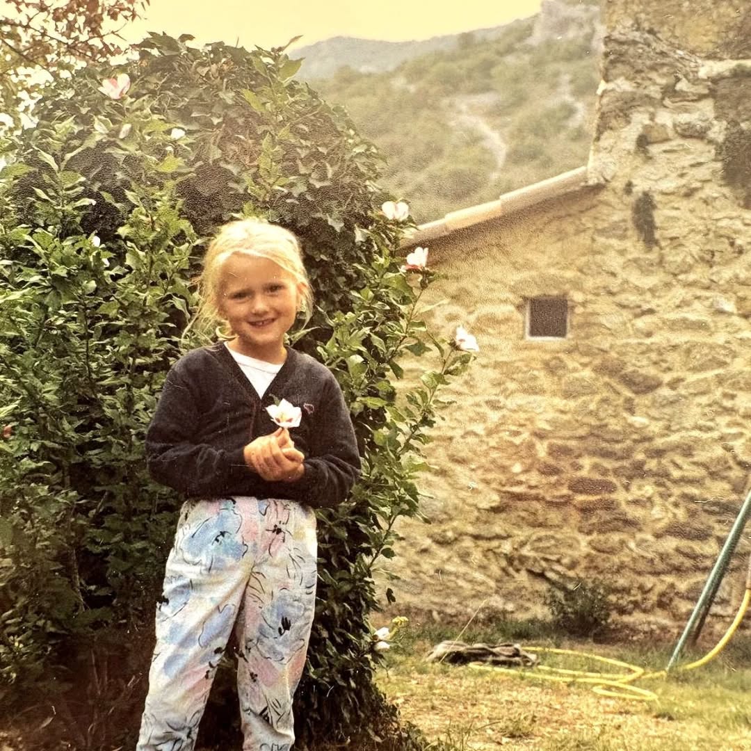 ❄️✨ Best Of Janvier — Le Mois Des Racines, Du Silence Et De La Continuité 🌿
Janvier ne cherche pas à briller.
Il invite à revenir à l’essentiel, à poser des fondations, à écouter ce qui est déjà là.
Ce mois m’a offert des images simples, mais profondément parlantes.
Des instants qui relient le passé, le présent… et ce qui continue de se construire.
🌸 1. Une petite fille, une fleur, déjà
Un souvenir retrouvé dans les archives familiales.
Et déjà ce geste instinctif : tenir une fleur.
Des années plus tard, l’hibiscus tatoué raconte la même histoire.
🎃 2. Les kabocha de l’hiver
Ma courge préférée, rare en cette saison.
Une vraie joie d’en trouver et d’en faire des réserves.
Le plaisir simple de nourrir le corps avec ce qui me fait vraiment du bien.
❄️ 3. Le retour tant attendu de la neige
Le froid, la profondeur, le corps qui s’adapte.
Janvier, c’est aussi ça : sentir, expérimenter, être pleinement dedans.
🏔️ 4. Paysages enneigés
Le silence, la lumière, l’espace.
Des moments où tout ralentit naturellement.
🐾 5. Suki & Snoopy
Deux présences, deux énergies, beaucoup de douceur.
La simplicité du lien, sans mots.
☀️ 6. Le soleil du 1er janvier
Avec mon mari, dehors, déjà.
Commencer l’année dans la lumière, même en plein hiver.
🤍 7. Un canapé, zéro maquillage, un fou rire
La vraie vie.
Un instant de légèreté, de spontanéité, de joie partagée avec Suki.
🐶 8. Suki lovée contre son Papa
La sécurité, le calme, l’abandon.
Ces moments qui rechargent sans rien demander.
🌞 9. En chemin vers la salle de sport
Le visage tourné vers le soleil.
Le mouvement comme choix, pas comme obligation.
🌲 10. Neige, sapins, ciel changeant
Le contraste, la beauté brute, l’équilibre entre ombre et lumière.
Janvier dans toute sa vérité.
Janvier m’a rappelé une chose essentielle :
la continuité est plus puissante que l’élan.
Et toi, qu’est-ce qui a posé les bases de ton année 2026 en janvier ? ❄️✨
#BestOfJanvier2026
#LifestyleConscient
#LeadershipFéminin
#FitLeaderPro
#IsabelleCurratCoaching
