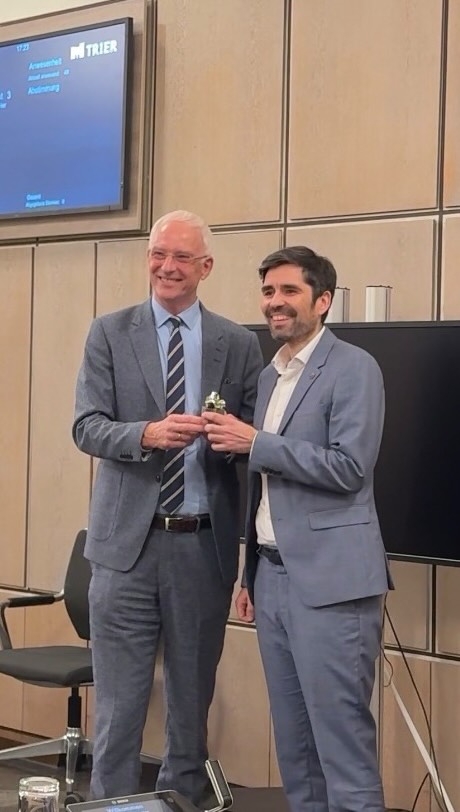 16 Jahre, unzählige Entscheidungen – und jetzt diese unglaubliche Ehre!
16 Jahre im Stadtrat. Starke Wahlergebnisse. Großes Vertrauen. Jetzt ehrte mich meine Stadt mit dem Trierer Ehrenring – für mein Ehrenamt, für unsere Stadt, für unsere Zukunft. 💛
#Trier #Ehrenamt #sventeuber #StadtLiebe #Dankbarkeit