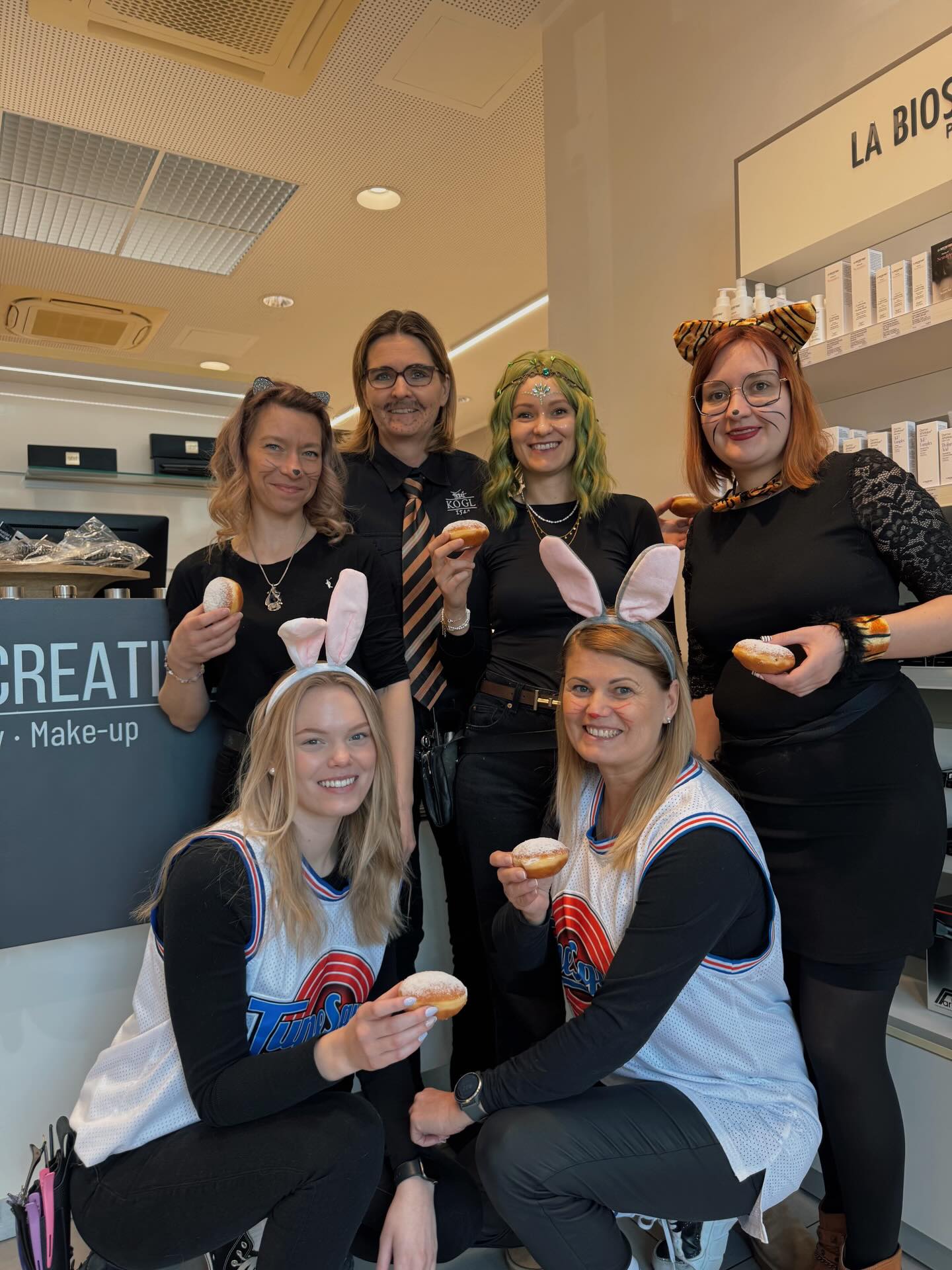 🎭 Heute wird’s Narrisch guat!
Wir wünschen all unseren Kundinnen und Kunden einen fröhlichen Faschingsdienstag voller Lachen, guter Stimmung und süßer Momente 🍩✨
#fasching #faschingsdienstag #narrischguat #närrisch #friseursalon