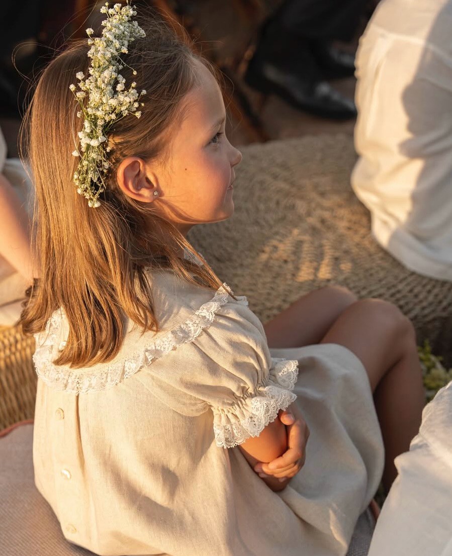 ¡Cómo nos gustan estas fotos! ♥️♥️♥️
El modelo elegido para las niñas fue el modelo Cloe y se combinó a los niños en los mismos tonos. ¡Todo un acierto!