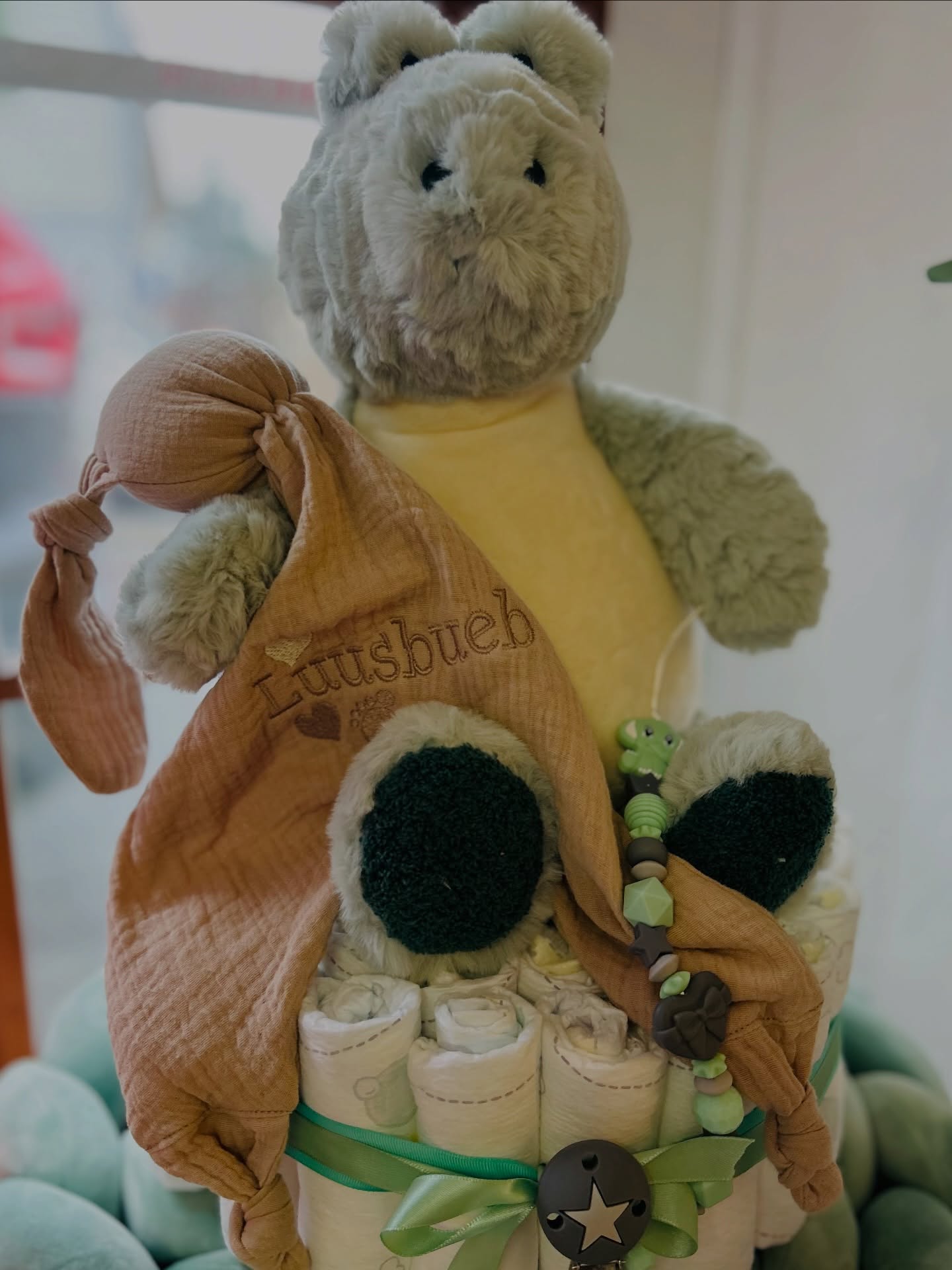 happywindel.ch – dein Spezialist für liebevoll bestickte Babysachen und zauberhafte Geschenkideen! 🎀🍼
Entdecke bei uns einzigartige, personalisierte Babyartikel, die von Herzen kommen.
Unsere Windeltorten sind echte Hingucker und Klassiker schlechthin! Von kuscheligen Buddy-Plüschfiguren bis zu beeindruckenden 5-stöckigen Windeltorten – perfekt als Geschenk zur Geburt oder Taufe.
Und für den ganz besonderen Moment bieten wir liebevoll gefüllte Willkommenskisten zur Geburt – abgestimmt auf Mädchen oder Jungen, prall gefüllt mit hochwertigen Babyprodukten, die den Start ins Leben versüßen.
#happywindel #babygeschenke #windeltorte #besticktebabysachen #willkommenskiste babylove personalisiertegeschenke
