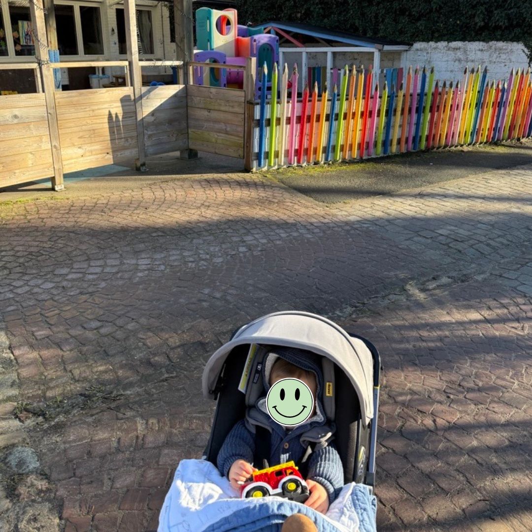 Bien installé dans sa poussette, juste devant les classes maternelles, il regarde. Les portes qui s’ouvrent, les manteaux qu’on enlève, les voix d’enfants qui se croisent. Sans le savoir, il s’imprègne déjà de cette vie d’école 😊.
À la maison, l’école continue. Dans les poésies récitées à table, les chansons fredonnées dans la voiture, les sorties de classe racontées avec passion, les prénoms des copains qui reviennent encore et encore...
Les grands racontent, et les petits écoutent.
À Saint-Joseph, ces petites choses comptent. Elles construisent des souvenirs, transmettent l’envie, et accompagnent les enfants jour après jour.
Nos petits grandissent trop vite… alors savourons ces instants… et mesurons la chance qu’ils ont de pouvoir les vivre ici 🌿.
#petiteenfance #futureleve #ecoleprimaire #ecolematernelle #viescolaire #ecolesaintjosephohain #ecolesaintjoseph #ecolestjosephohain #ecolestjoseph #ecoleohain #ecolelasne #ecolesdubrabantwallon #vivrealasne #communedelasne #ohain #lasne