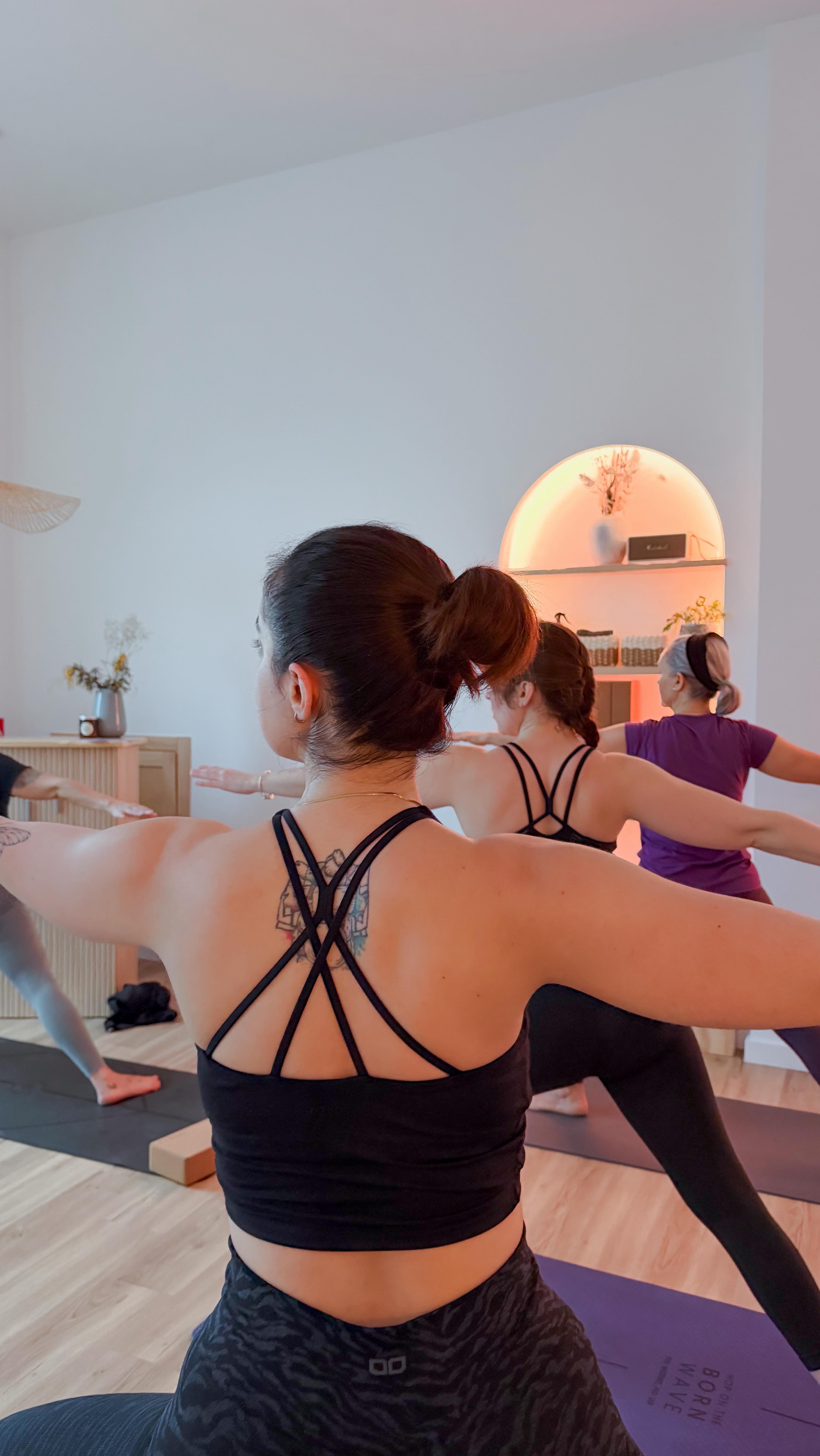 Una de las cosas que más valoro de estas clases es poder 𝙚𝙨𝙩𝙖𝙧 𝙙𝙚 𝙫𝙚𝙧𝙙𝙖𝙙.
La serie guiada de 𝑎𝑠ℎ𝑡𝑎𝑛𝑔𝑎 me permite acompañar cada práctica de cerca, observar, ajustar y adaptarme a lo que va apareciendo en el grupo.
Que seamos 𝗴𝗿𝘂𝗽𝗼𝘀 𝗽𝗲𝗾𝘂𝗲ñ𝗼𝘀, de máximo 10 personas, lo hace posible. Nos damos el tiempo para que el cuerpo se sienta cada vez más cómodo, más enraizado… y desde ahí, 𝙖𝙡𝙜𝙤 𝙨𝙚 𝙖𝙗𝙧𝙚.
Nuevas sensaciones, nuevas formas de habitar la práctica, nuevos descubrimientos que no se fuerzan, llegan.
Eso es lo trato de cuidar aquí: 𝘶𝘯𝘢 𝘱𝘳á𝘤𝘵𝘪𝘤𝘢 𝘲𝘶𝘦 𝘴𝘦 𝘤𝘰𝘯𝘴𝘵𝘳𝘶𝘺𝘦 𝘱𝘰𝘤𝘰 𝘢 𝘱𝘰𝘤𝘰, 𝘥𝘦𝘴𝘥𝘦 𝘭𝘢 𝘦𝘴𝘤𝘶𝘤𝘩𝘢 𝘺 𝘭𝘢 𝘱𝘳𝘦𝘴𝘦𝘯𝘤𝘪𝘢.
Y ahora cuéntame... ¿Qué te parece que incluyamos esta secuencia dos veces al mes?, como siempre, os leo en comentarios 🫀
GRACIAS siempre 💐