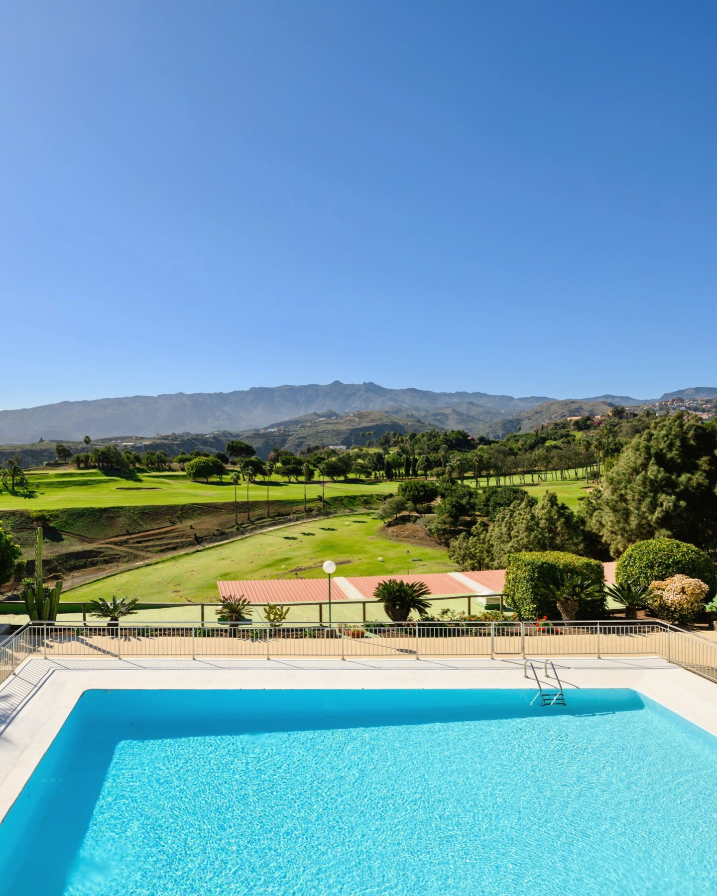 Winter here isn’t harsh, it’s pleasant. A few timid rays of sunshine, a balcony and the countryside in front of you ☀️😎
El invierno aquí no aprieta, acompaña. Unos rayos tímidos, un balcón y el campo frente a ti ☀️😎
#BandamaGolfHotel #GranCanaria#CalderaBandama