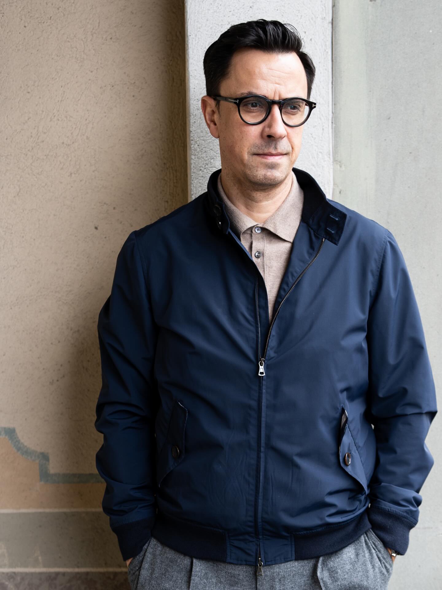 Blauer Loro Piana Blouson bereit für jedes Wetter.
Ausgestattet mit dem innovativen Storm System bietet er perfekten Schutz gegen Wind und Regen, ohne Kompromisse bei Komfort oder Stil. Bei uns auf Mass erhältlich – und in verschiedenen Farben, damit jedes Stück so individuell wird wie sein Träger. #massbekleidung #massanzugzürich #massjacke #blouson