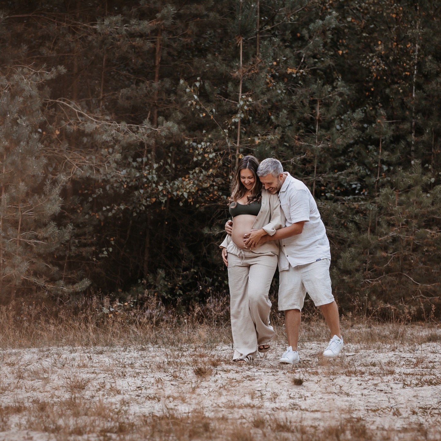 Valentinstag ist mir eigentlich so ziemlich egal. Aber wenn er mich daran erinnert, kurz innezuhalten und zu erkennen, wie sehr wir als Eltern bereits gemeinsam gewachsen sind, dann hat dieser Tag doch etwas richtig Schönes. Ich bin ganz stolz auf uns. 🥹💖
Was hältst du vom Valentinstag? Habt ihr eure Liebsten heute etwas geschenkt?
📷 @lena.wegener.fotografie