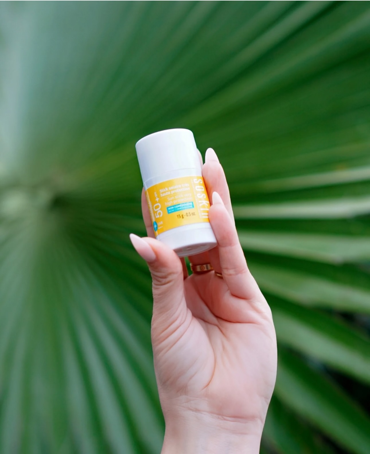 ✨ Soskin Paris Güneş Koruyucu Stick SPF50+, tüm aile için hassas bölgelerde çok yüksek koruma sağlar.
Göz çevresi, burun kemeri, kulaklar, benler, dövmeler ve izler gibi genellikle ihmal edilen alanlar için idealdir.
Pratik stick formu sayesinde gün içinde kolayca ve hızlıca yeniden uygulanabilir.
Hassas bölgeler için hedefe yönelik, güvenilir güneş koruması.
⸻
🇬🇧 English
Soskin Paris Sun Stick SPF50+ offers very high protection for sensitive areas of the whole family.
Ideal for often-overlooked zones such as the eye contour, scars, moles, tattoos, the bridge of the nose, and ears.
Its practical stick format allows quick and easy reapplication throughout the day.
Targeted, reliable sun protection for delicate areas.
