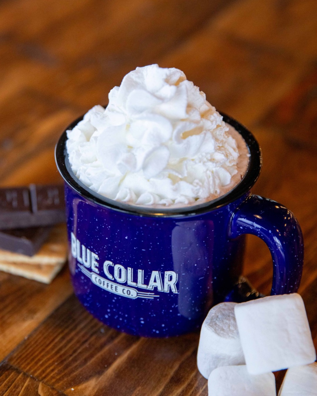 Cozy season, in a cup. 🔥🍫
The S’MORES HOT CHOCOLATE is pure comfort.
Available for a limited time.