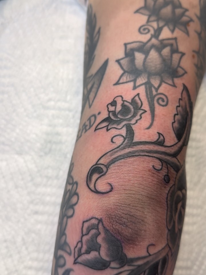 Couple of drawn on filler, flash tattooed, and Roch as always, thank yall for gettin tattooed!
•
💥DM to book for March in Austin!💥
•
#traditionaltattooflash #austintattooartist #austintexastattoos #dentontattoos #dentontexas