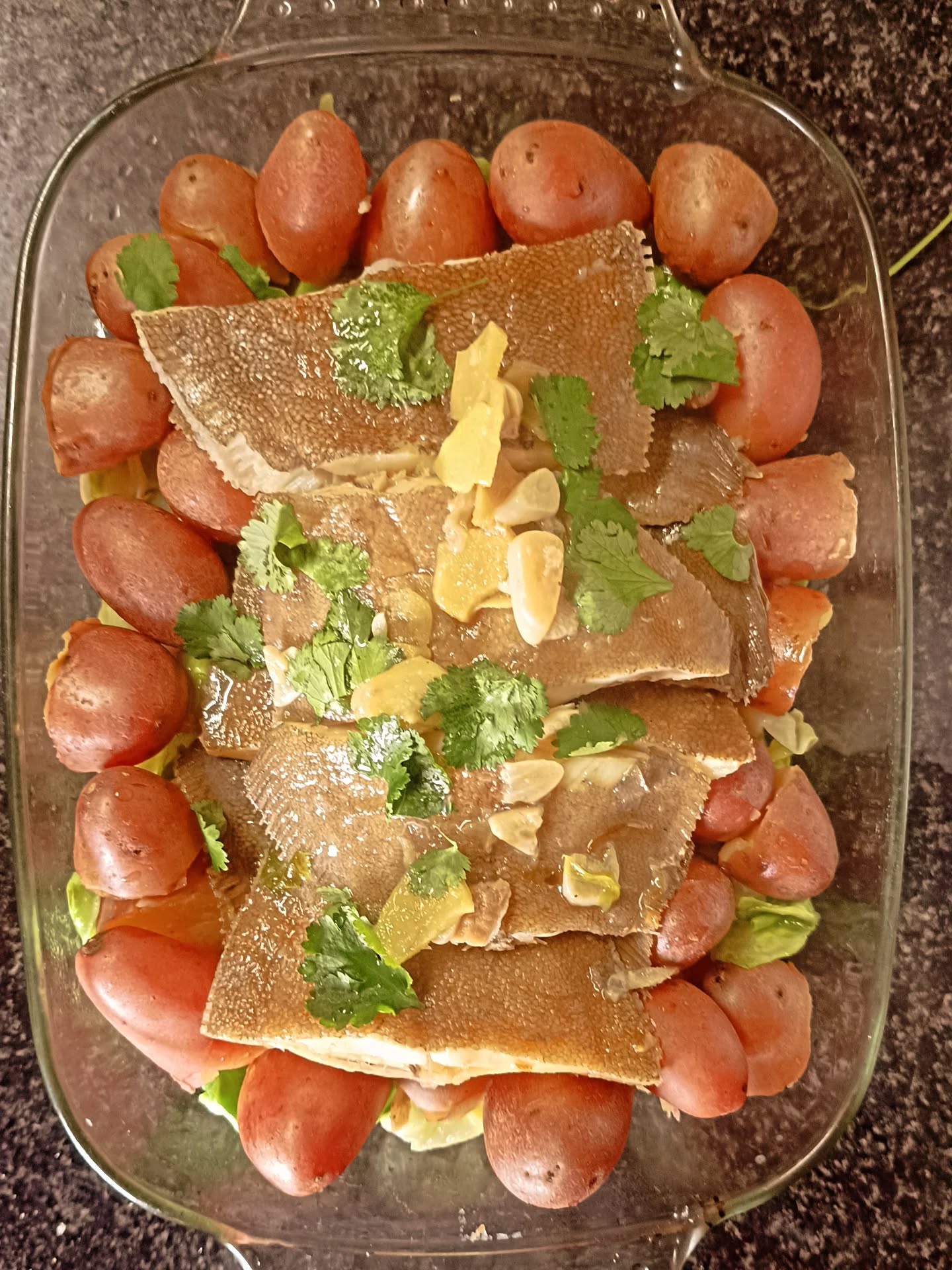 🇺🇸 Sometimes the simpler the meal, the tastier. Sole fillets with a garlic, ginger and lemon juice sauce over a bed of shredded cabbage and boiled potatoes.
🇵🇹 Muitas vezes, as refeições mais simples são as melhores. Solha com molho de alho, gengibre e sumo de limão sobre uma camada de couve e batata cozida.