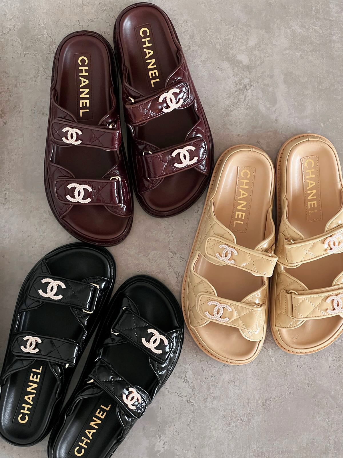 Chanel Sandal 🤍✨
💰550 AED | 55 OMR
📏 36–41
Stylish, comfy & perfect for everyday wear ✨
📦 Delivery times:
🇴🇲 Oman — 3–5 days
🇦🇪 UAE — 1–2 days
DM to order 💌