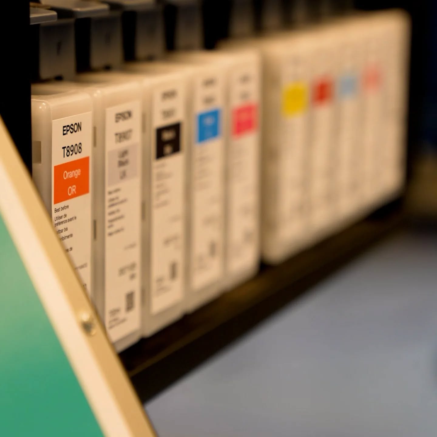 L’impression numérique UV en rouleau est parfaite pour les banderoles, autocollants, vinyles, films adhésifs et supports flexibles.
Grâce au séchage UV instantané, les impressions sont nettes, résistantes et prêtes à être utilisées immédiatement.