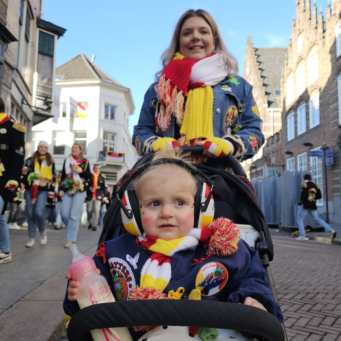Heerlijk carnaval gevierd met m'n pupke! Maar vanaf vandaag niet meer hoor, want ik moet aan de bak met alle openstaande bestellingen!
Update:
De kleine Oetelkèrskes zijn uitverkocht! (Let op: het kan zijn dat er nog 1 verdwaalde staat bij @groenrijkdenbosch).
De XL is er nog wel, en ook nog eens in de sale*! Van €29,95 voor €21,95. Sla snel je slag ♡ (*alleen via mijn webshop).
De volgende editie van 't Oetelkèrske komt weer beschikbaar met 11/11! Stay tuned ❤️🤍💛
Liefs,
Robin