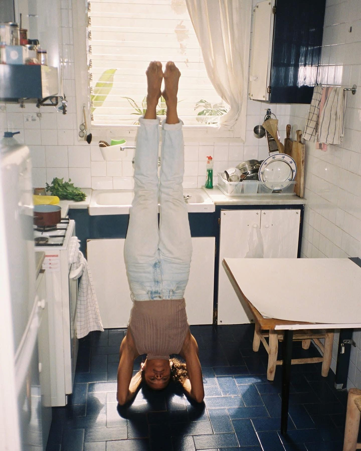 ✨ Temporada de Eclipses ✨🌑
Hay momentos en los que la vida te pone del revés…
y no es caos, es recalibración.
Los eclipses son portales kármicos 🔮 donde algo se apaga para que otra verdad pueda encenderse.
No vienen a quitarte nada, vienen a alinearte con lo que sí es para ti.
El 17 de Febrero tenemos un eclipse Solar en Acuario en el grado 29° ♒⚡ habla de cierre y culminación.
Amistades, grupos, proyectos colectivos, ideales de futuro. Puede que ya no te sientas en sintonía con ciertos espacios. Puede que tu visión haya evolucionado y necesites nuevas tribus. El grado 29° es un punto de urgencia evolutiva: lo que no está alineado se revela con claridad.
El 3 de Marzo, otro eclipse Lunar en Virgo ♍🌿 baja la energía al cuerpo. Rutinas, salud, organización, trabajo diario.
Te pregunta si tu vida cotidiana sostiene tu propósito o si necesitas ajustar hábitos, límites y prioridades.
Virgo limpia, ordena y depura para que el alma respire más ligera.
Los eclipses activan los Nodos Lunares ☊☋, el eje del karma y del destino.
Nos mueven de lo cómodo a lo consciente.
De lo repetido a lo evolucionado.
Son momentos de giro interno profundo.
Como en una invertida 🌀
cuando cambias la perspectiva, encuentras el centro.
🌙 Si quieres saber en qué casa de tu carta caen estos eclipses y qué área de tu vida están transformando, puedes calcular tu Carta Astral + Tránsitos en mi web.
www.nina-adams.com
Confía en el proceso😗✨
📸 @harecristiano