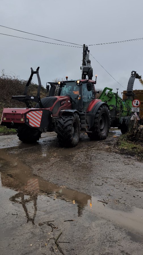 Little bit of weekend working on a project for @ben.j.atkins 🪚🌳✂️
@callumcooper96 steering the ship in the Valtra 🚜
@crawfordsgroup @heizomat_official @valtraukie @kesla_official
#siteclearance #deveg #hampshiretreesurgeon #treeremoval #biomasschipper