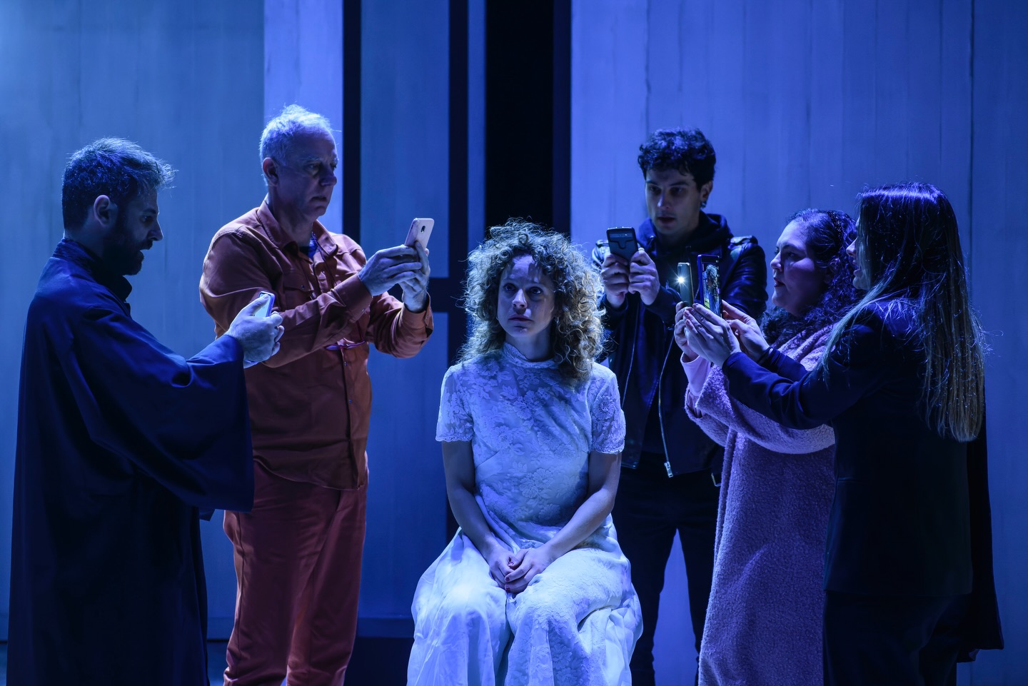 «αθανασία»
.
Το νέο έργο της @maistralinefeli,σε σκηνοθεσία @thanasiszeritis εμπνέεται από τον βίο και την πολιτεία της πολυσυζητημένης «Αγίας» Αθανασίας του Αιγάλεω, το πολύκροτο σκάνδαλο του «Θαυματουργού νερού» του Γ. Καματερού που «γιατρεύει» τον καρκίνο, καθώς και τη λειτουργία του ίδιου του Μεσσιανισμού, ως κοινωνικού φαινομένου.
.
Κάθε Δευτέρα και Τρίτη
📍 @vasilakou_theater
🎫 @more.com_greece
📸 @elinanophoto
___________________________________________________
Με την @ellitringou
Και τους: @thanasisvlavianos, Ευαγγελία Καρακατσάνη,@eirini_boudali, @nousis_giorgos, Αλέξανδρο Τούντα
.
🎭ΣΥΝΤΕΛΕΣΤΕΣ
Κείμενο - Στίχοι: @maistralinefeli
Σκηνοθεσία: @thanasiszeritis
Σκηνικά - Κοστούμια: @georgia_bourda
Video art: @a_koutsianikoulis
Εικαστικές συνθέσεις: @giorgio_bounias
Μουσική σύνθεση: @eratokrem
Κίνηση: Σεσίλ Μικρούτσικου
Σχεδιασμός φωτισμών: Σάκης Μπιρμπίλης
Βοηθός σκηνοθέτη: @eleni_tsimprikidou
Φωτογραφίες: @elinanophoto
Trailers: @a_koutsianikoulis
Makeup Artist: @roulalianou
Γραφιστικές προσαρμογές: @indigo_creative_gr
Διεύθυνση Επικοινωνίας & Δημοσίων Σχέσεων: @olgapavlatou
Social Media: @popcommunications
Παραγωγή: @prime_entertainment_gr
.
#athanasia #primeentertainment #theater