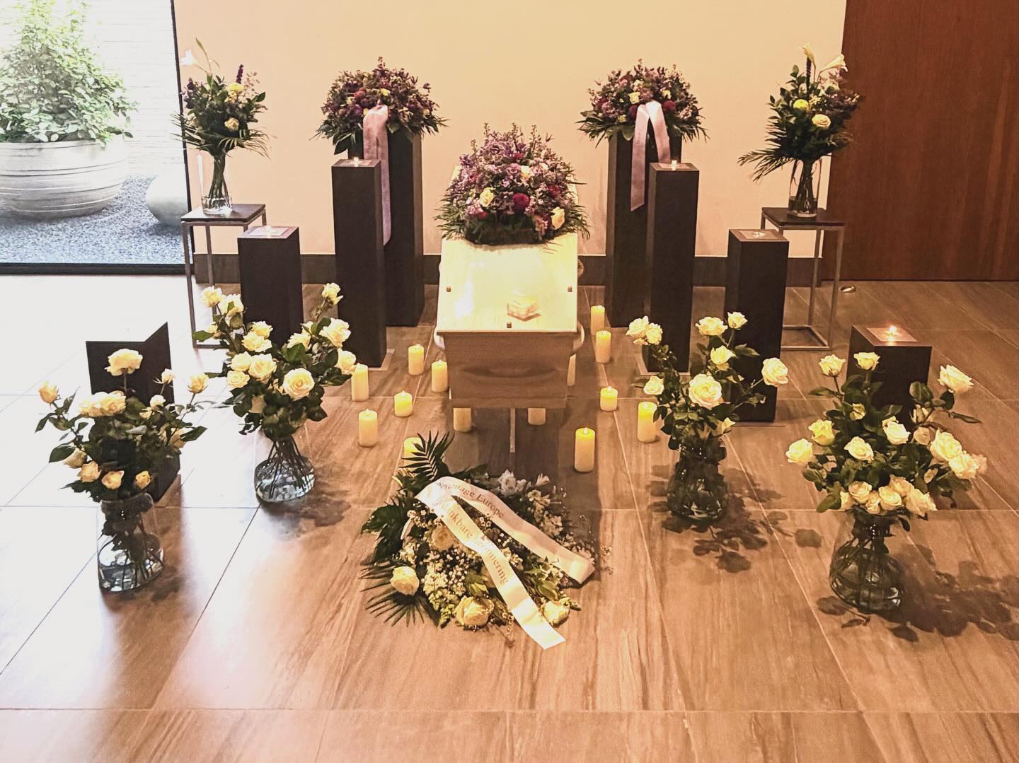 Een prachtig afscheid van een man die zo plotseling van ons wegviel. Met dank aan @crematoriumduinenbollenstreek en @attentuitvaartzorg voor de fijne en dierbare samenwerking.
De familie is akkoord met deze publicatie
#waardiguitvaartverzorging #liefdevolafscheid #waardigheid #crematoriumduinenbollenstreek