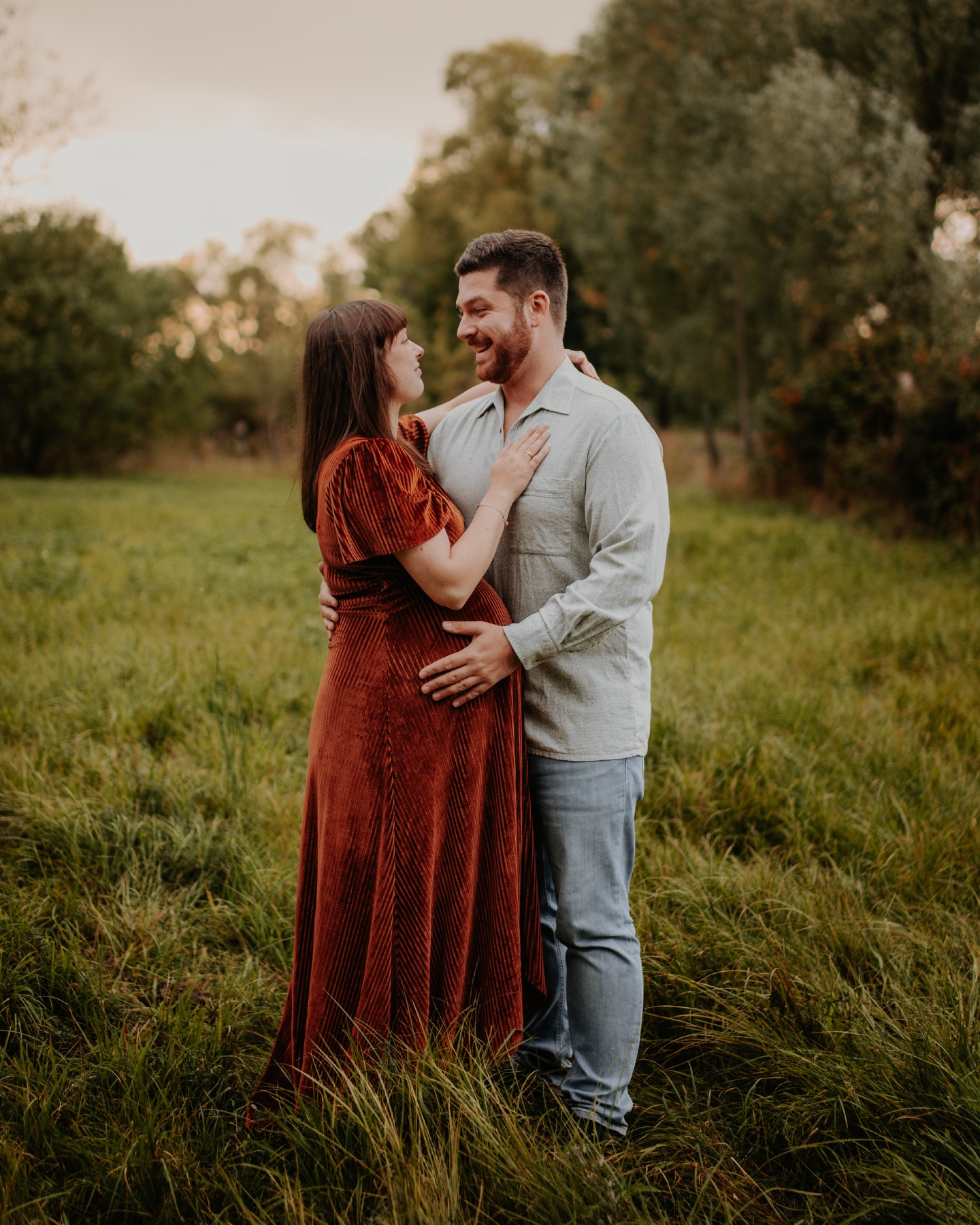 Wann habt ihr zum ersten Mal verstanden, dass ihr jetzt nicht mehr nur zu zweit seid?
Diese ganz besondere Zeit, bevor ihr euer kleines Wunder endlich in den Armen haltet. Die Wochen, in denen ihr noch zu zweit seid und gleichzeitig ein drittes Herz zwischen euch schlägt. Ein leises Pochen, kleine Tritte, die euch daran erinnern, dass bald alles anders sein wird.
Vielleicht haltet ihr euch im Arm und spürt diese Nähe, die sich im Alltag manchmal so leicht verliert. Die sanften Berührungen am wachsenden Bauch, die liebevollen Blicke, die stillen Momente, in denen ihr einfach nur zusammen seid und merkt, dass ihr diese Zeit festhalten wollt. Diese kleinen Augenblicke werden später unbezahlbar sein.
Es sind genau diese Momente, die bleiben. Wenn ihr später auf eure Bilder schaut, könnt ihr die Vorfreude wieder spüren, die kleinen Gesten wiederfühlen und euch daran erinnern, wie es war, als alles noch im Entstehen war und gleichzeitig schon so viel bedeutete.
Wenn ihr jetzt fühlt, dass ihr genau diese Nähe, diese kleinen Augenblicke und dieses Gefühl auch für immer bewahren möchtet, schreibt mir super gern und wir halten eure gemeinsame Geschichte fest 🤍.