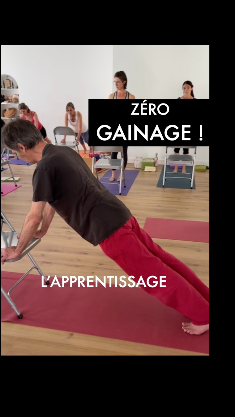 LA PLANCHE : 0 GAINAGE, 100% BIOTENSÉGRITÉ 💎
Apprentissage et expérimentation avec une chaise🪑
Pourquoi cette chaise ? Dans cet extrait de stage de formation, Serge montre que la planche (Kumbhakasana) n’est pas un exercice de force, mais de biotenségrité.
Que vous soyez débutant ou pratiquant très avancé, la chaise est une phase d’apprentissage indispensable pour : 1/ Alléger la charge et ne plus « tenir » par la contraction des quadriceps, du dos et du ventre. 2/ Sentir le maillage transverses-obliques : cette connexion subtile entre la poussée des talons et l’allongement de la structure.
C’est « juste aligné », comme le dit Serge. Pas de blocage, pas d’hyperpression. Juste une structure qui s’organise avec le support pour retrouver l’agilité naturelle.✨🐊
👇 Envie d’apprendre à réorganiser votre structure corporelle ? Découvrez nos Bilan postural Yoga en individuel & notre formation Yogathérapie via le lien en bio ou en premier commentaire sur Facebook.Ou notez INFO en commentaire !
#Kumbhakasana #gainage #biotensegrité #Yogatherapie #CathEtSergeYoga