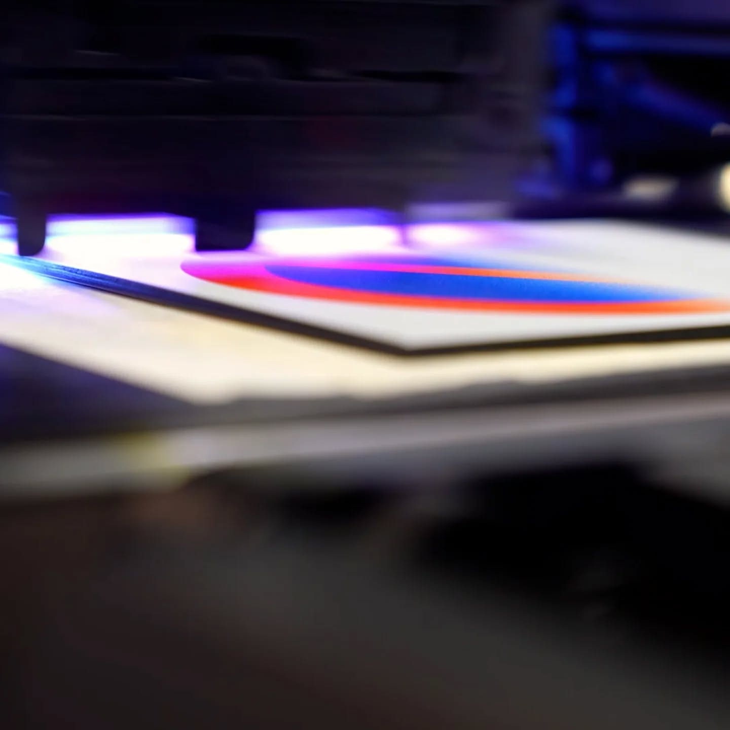 Avec l’impression numérique UV à plat, on imprime directement sur le support, sans intermédiaire.
Bois, métal, PVC, plexiglas, verre… chaque matériau devient un support de communication unique.