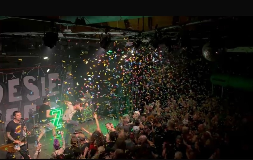 🔥merci à toutes et tous pour cet incroyable week-end à la Barakason Thonex pour les 20 ans de @kickingrecords 🔥un public venu des 4 coins de la Suisse et de la France un solide SOLD OUT grâce à vous 💥
Merci à tous les bénévoles pour leurs engagement exceptionnel, leur énergie et leur sourire qui font toute la différence 🙏
Une mention spéciale à l’équipe technique💣 au sons et plateau @mathieuduranteau au light @j_ziggy_b Vous êtes des Rois 🤴💥
On se revois en mars au @lerez_usine pour le Recluses Fest 9 avec entre autre : LES WAMPAS / LEA RAMONEURS DE MENHIRS / OPIUM DU PEUPLE / RENÉ BINAMÉ / LA RAYMONDE / DIRTY OLD MAT….
Pour en savoir plus go to
👉 https://www.reclusesfest.ch/