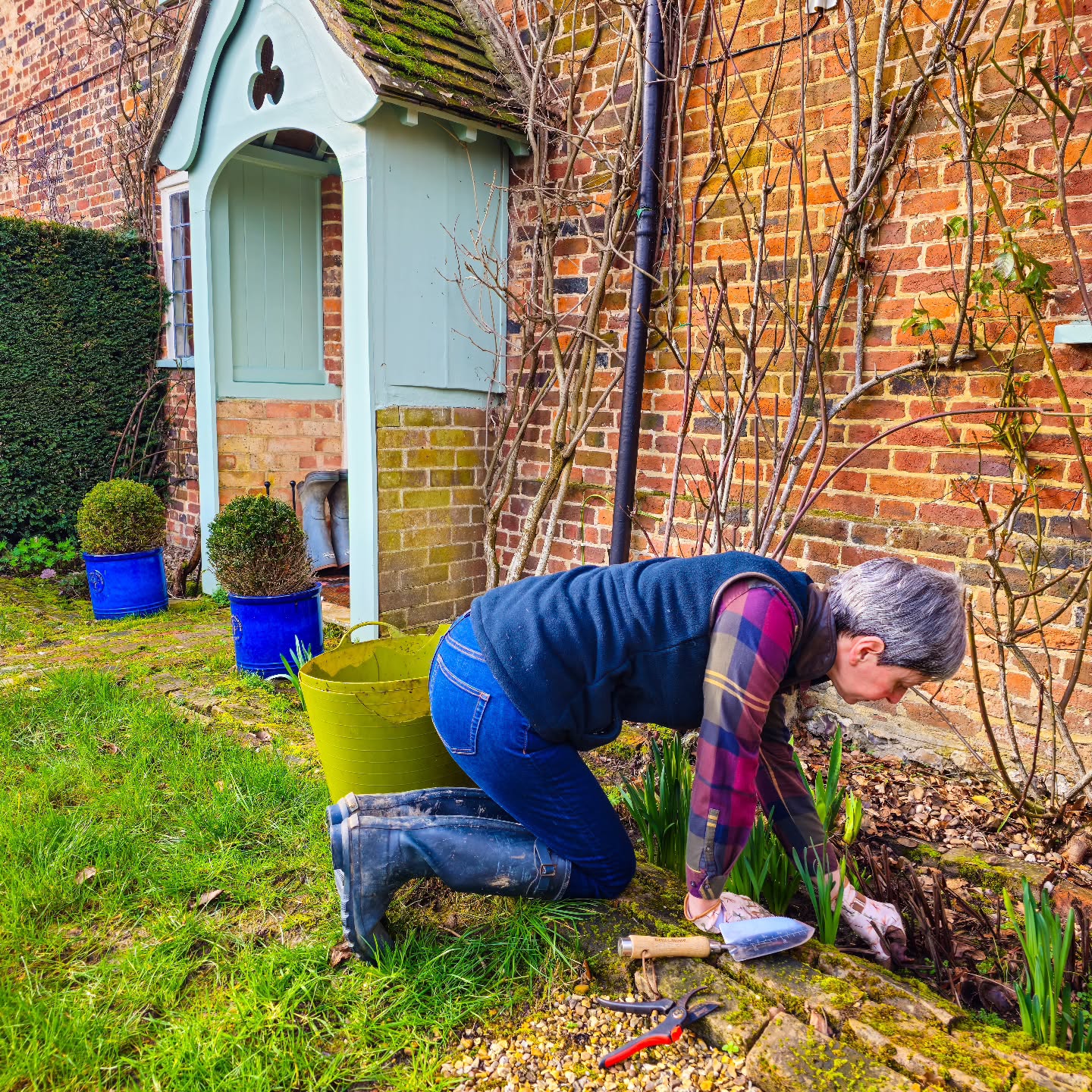 🌧Dopo settimane di pioggia, ieri il brutto tempo ha concesso una tregua e io ne ho approfittato per dedicarmi al giardino. Molti pensano che in inverno non ci sia molto da fare, ma non è affatto così: febbraio è il mese delle grandi potature e dei piccoli lavori che preparano il giardino alla primavera.🌞
🪻Con me c’era anche il nostro giardiniere che ci aiuta a mantenere tutto in ordine. Io mi sono occupata di pulire le aiuole, mentre Edward potava le piante più alte e gli alberi sul retro con la sua solita precisione e attenzione ai dettagli.
🌻Edward è il miglior giardiniere che abbia mai lavorato nel mio giardino. Non è solo molto competente, ma trasmette una passione enorme in tutto ciò che fa. È stata sua nonna a fargli amare piante e fiori: una passione che lui ha coltivato fin da bambino e che è poi diventata la sua professione.
🌱 Lavorare in giardino è faticoso, ma anche incredibilmente gratificante: quando in primavera e in estate iniziano a sbocciare i fiori, i loro colori e i loro profumi ti ripagano di tutto l'impegno dei mesi precedenti.
💬 E voi? Avete la passione per il giardinaggio o preferite dedicarvi ad altro nel tempo libero?
#passionecampagnainglese #giardino #cottage #giardinaggio #fiori piante gardening cottagegarden villagelife countrylife countryliving rurallife countrylifestyle cottagelife cottagecore