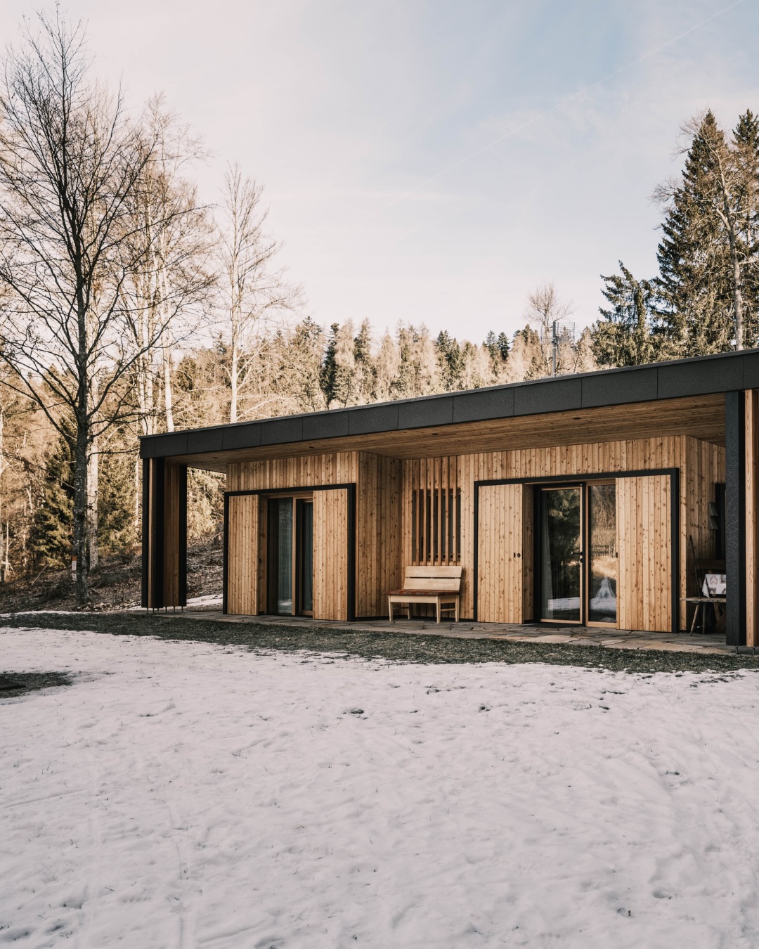 #REFERENZ: 𝗧𝗲𝗶𝗹 𝗲𝗶𝗻𝗲𝘀 𝘀𝘁𝗶𝗺𝗺𝗶𝗴𝗲𝗻 𝗚𝗲𝘀𝗮𝗺𝘁𝗸𝗼𝗻𝘇𝗲𝗽𝘁𝘀
Für die Mendelhütte durften wir die Lieferung der Fenster inkl. Schiebejalousien - ausgeführt im gleichen Stil wie die Außenverkleidung aus Perlinen - sowie die passenden Innentüren umsetzen. ✔️
𝘋𝘶𝘳𝘤𝘩𝘨ä𝘯𝘨𝘪𝘨𝘦𝘴 𝘋𝘦𝘴𝘪𝘨𝘯, 𝘴𝘢𝘶𝘣𝘦𝘳𝘦 𝘋𝘦𝘵𝘢𝘪𝘭𝘴 𝘶𝘯𝘥 𝘢𝘭𝘭𝘦𝘴 𝘱𝘳ä𝘻𝘪𝘴𝘦 𝘢𝘶𝘧𝘦𝘪𝘯𝘢𝘯𝘥𝘦𝘳 𝘢𝘣𝘨𝘦𝘴𝘵𝘪𝘮𝘮𝘵.
.
.
.
#waltermeinrad