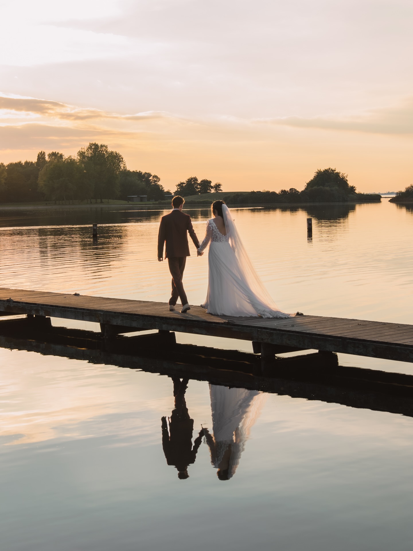 Just because your wedding is a good opportunity for photos doesn’t mean it has to be a photoshoot.
As a wedding photographer, I believe your day should be about being present, feeling everything and enjoying the people around you. ♥️
Swipe to see what I believe truly makes your wedding unforgettable. ➡️
⸻
Dat jullie bruiloft een goed moment is voor foto’s betekent niet dat het een fotoshoot hoeft te worden.
Als trouwfotograaf geloof ik dat jullie dag vooral draait om beleven, voelen en genieten van iedereen om je heen. ♥️
Swipe om te zien wat, volgens mij, jullie trouwdag onvergetelijk maakt. ➡️