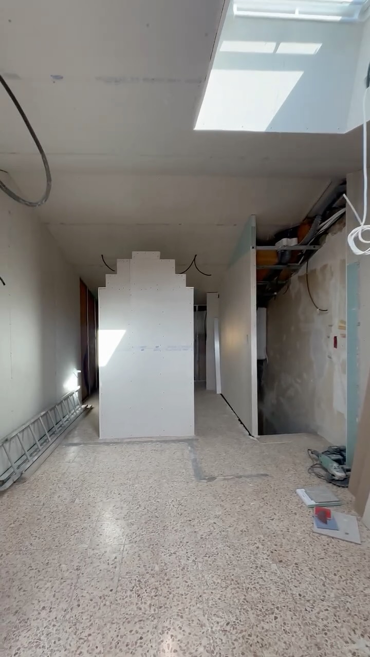 LES AIRES //
La Cloison 🪜 et son motif
Les travaux de la maisonnette continuent 🏋🏻♀️🏋🏻
Poussière, sueur, réflexion, réfection, idée, dessin, inspiration 🪁
Vous en pensez quoi ?
#decorationinterieur #maisonmavi #maisonshowroom #homedecor #colourfulhome