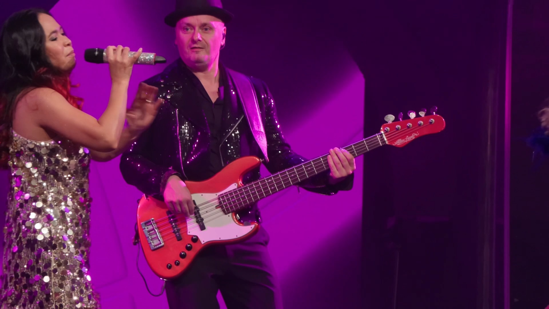 Happy Birthday an den schnellsten Slap-Daumen unserer Bühne! 💜 Wir gratulieren herzlich unserer Rrrrrrrrrrrakete 🚀 zum Wiegenfest. Bässer gehts ja wohl nicht... Ein Hoch auf unseren Mathias...🥂
Video: @rjphoto.de
Passion 2025 @dinnershowleipzig
#HappyBirthdayRakete #bässeristdas #NightfeverGrooves #FunkyVibes