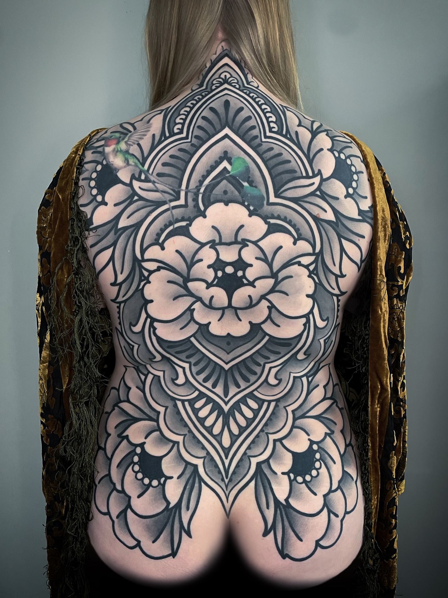Healed and settled back piece we finished last year! Ornamentals like these are always classic and fun to do 🖤 We did this in multiple 3-4 hour sessions to make it a bit more tolerable, so that’s an option if you don’t like to endure full days of tattooing.
#tattoos #ornamentaltattoo #backpiece