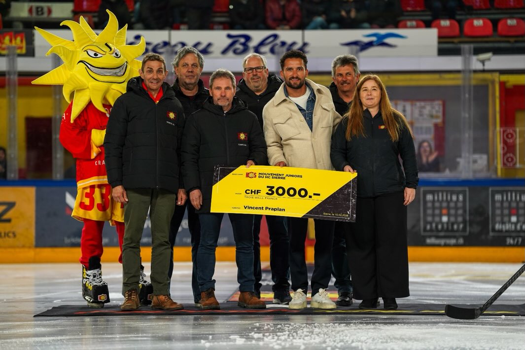 DON DE VINCENT PRAPLAN : 3000 FRANCS 🏒
Le Mouvement Juniors a eu l’immense plaisir de recevoir un don de 3000 francs de la part de Vincent Praplan 🙌 pendant le match du HC Sierre contre Grasshopper (5-3🥳), ce mardi 10 février 2026.
L’attaquant du GE-Servette, formé à Sierre et ayant grandi à quelques dizaines de mètres de Graben, était présent lors du match et a été chaleureusement accueilli par le comité du MJ.💛❤️
Un grand MERCI à lui pour son soutien et sa générosité envers la relève ! 👏
Vincent a été reçu par :
Mario Rossi (Président)
Ariane Berthod (Vice-présidente)
Michel Barras (Membre)
Georgy Mabillard (Membre)
Nicolas Jordan (Membre)
Frédéric Rey (Membre)
Sunny ☀️
📸photos officielles : @ali_sjpg
@hcsierre
#Merci #Soutien #Relève #MouvementJuniors #Hockey Sierre