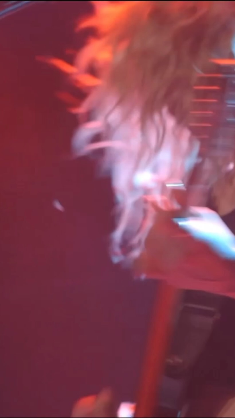 raw footage for raw moments. every time i play this song i tear up, and that feels scary until i look at the faces in the crowd singing the words right back at me. i mean it every time. thank you for sharing these moments with me.❤️🩹
more footage by @diidog at the link in bio (stone circle)
#livemusic #rockconcert #rockballad #canadianmusic #harder