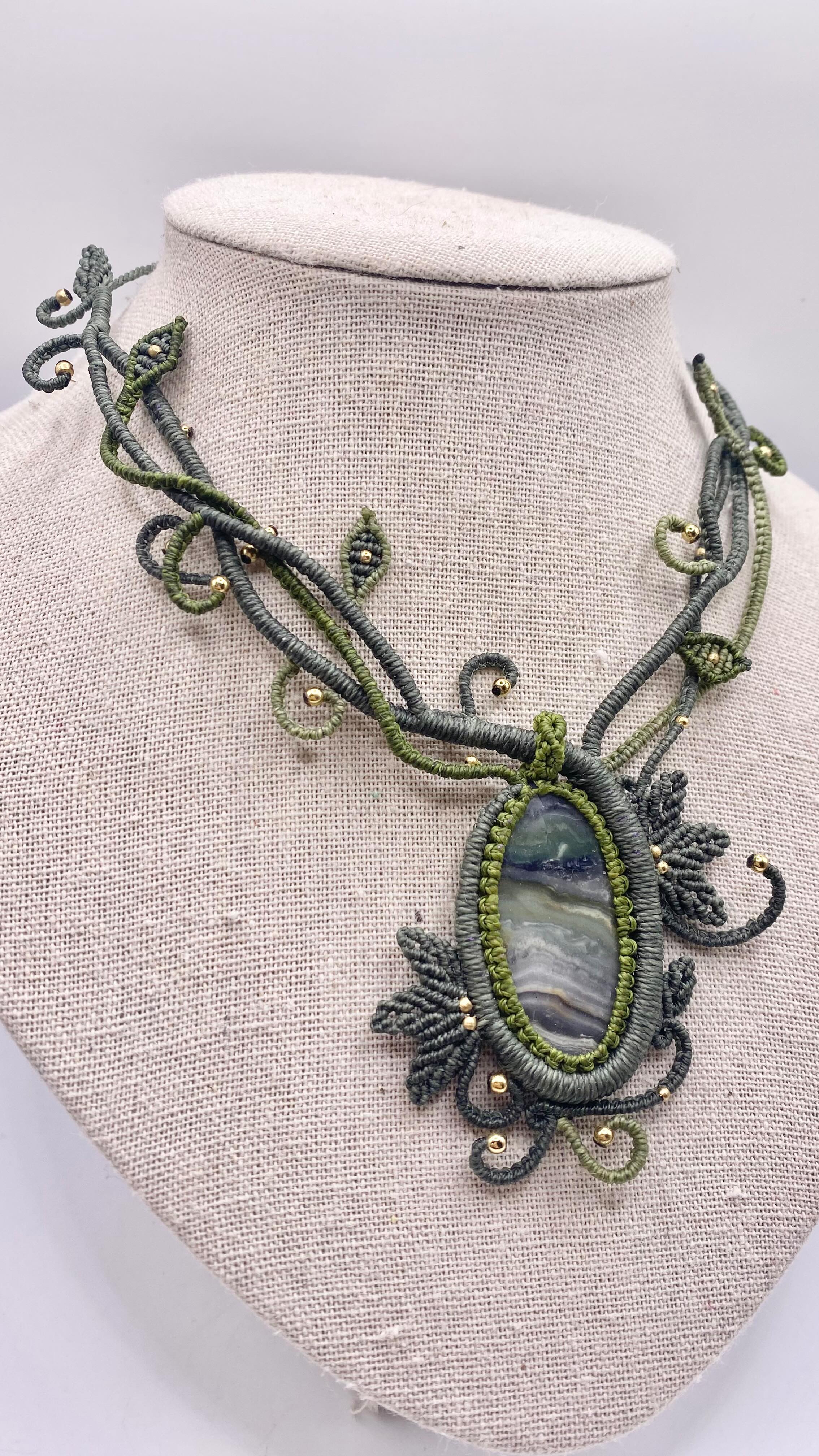 🌬️The Wind of change✨
On me dit souvent que j’ai de la chance.
Comme si certaines vies étaient plus bénies que d’autres.
Je ne crois pas que la mienne soit tombée du ciel.
Je crois plutôt que j’ai appris à reconnaître le vent quand il change de direction… et à lever la voile.
Derrière ce que l’on appelle « chance » il y a des choix, des renoncements, du travail invisible et des sacrifices.
J’ai choisi l’incertitude plutôt que le confort figé.
Mais je sais pourquoi je le fait. Car je sais ce que je veux.
Je veux créer, vous rencontrer, bouger, voyager,
bien manger, faire du sport, avoir une belle maison,
des chaussures de qualité,
J’ai choisi de créer, encore et encore,
même quand c’est fatiguant,
même quand c’est inconfortable,
même quand ce serait plus simple de faire autrement.
Alors peut-être qu’il y a un facteur chance là-dedans…
mais je préfère croire que c’est grâce à moi.
(Collier dispo sur la boutique en ligne)
#artisanefrançaise #confidence