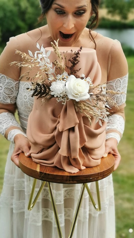 Drap like a boss...
1 day left to book onto our next online demonstration with @perfectcakesco
Charlotte will be sharing all her draping techniques and top tips
The first hour of the masterclass will be showing how she creates her signature 2 tier drape cake, the 2nd half will give you a whistle stop tour of multiple other edible draping techniques using multiple mediums, that you can incorporate in your modern cake designs.
Secure your place now by commenting DRAPE and we will send you the link to book.
2 hours of invaluable tuition from only £35 and you can join from anywhere in the world!
And if you cant make the live, you can book the recording bubdle tk catch up with lifetime access.
#cakeclass #drapecake #cakedesign #weddingcakeinspo #cakedemo