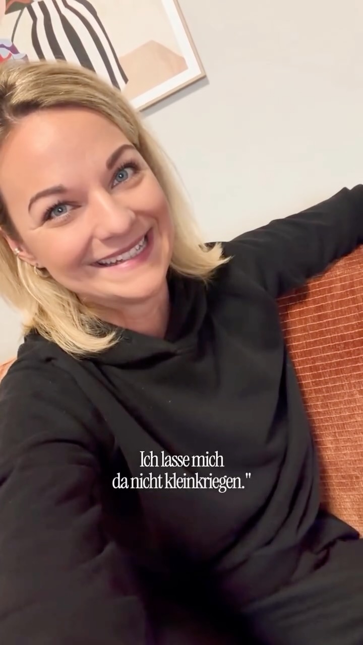 „REEL“ TALK☝🏼
Kurze Erinnerung an alle Perfektionist:innen da draußen:
Ich hab bei einem meiner wichtigsten Vorsingen meines Lebens - krank - meine Money Note komplett versemmelt.
Das kannte ich so gar nicht von mir.
Mag für viele wie eine Mücke klingen, war aber ein riesiger, alles zerdrückender Elefant für mich.
Ich weiß noch, wie mein Kopf sofort entschieden hat:
„Das war’s. Jetzt hast du dir alles aber sowas von verbaut.“
Nach dem Vorsingen: große Party.
Ich: Heulend wie ein Schlosshund in der Garderobe.
Heute denke ich: Wie hart ich damals zu mir war.
Denn nichts ist passiert.
Kein Karriere-Aus. Kein Stempel. Kein „Game Over“.
Nur ein Moment, in dem ich Mensch war.
Und dieser Moment entscheidet nicht über deinen Wert. Nicht über dein Talent. Und schon gar nicht über deinen Weg.
Wir sind keine Maschinen.
Und genau deshalb berühren wir.
Über diese Geschichte konnte ich sehr lange nicht sprechen, weil er, dieser Glaubensatz „Ich hab’ versagt und so sieht mich jetzt alle Welt“ so tief in mir festsaß. Erst Jahre später (!!!) konnte ich ihn auflösen und heute sogar darüber lachen. Was für andere vielleicht wie eine Kleinigkeit wirkt oder gar nicht der Rede wert- für mich war es eine riesige Sache.
Heute sehe ich es anders: Nichts davon war ein Weltuntergang, sondern eher eine Möglichkeit, daran zu wachsen.
#selbstwert #unperfekt #gesangsunterricht #glaubenssätze #dubistgutsowiedubist