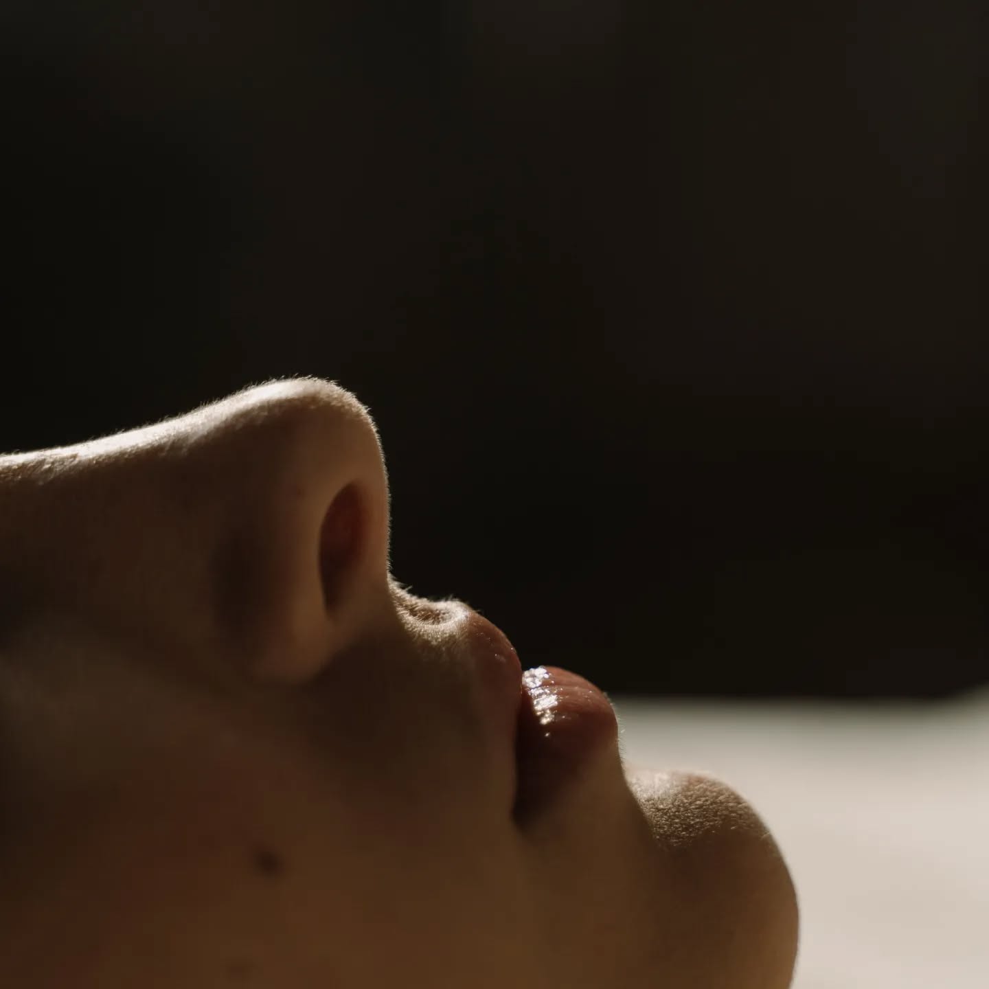 Apprendre à mieux respirer pour retrouver la sérénité de l'esprit et l'énergie du corps : c'est chaque mardi, à l'Îlot Kergaher à Guidel, de 18h15 à 19h30.
En vous inscrivant à mes séances, vous bénéficiez d’un programme complet et d’outils pratiques pour lâcher prise avec le mental et vous reconnecter à votre corps : initiation à la respiration consciente, respiration alternée, étirements des muscles respiratoires, apnées contrôlées, développement des capacités pulmonaires, exercices de coach-respiration® (travail postural, libération du souffle, gestion du stress, apaisement des tensions).
Tarifs :
COURS COLLECTIFS (forfait trimestriel) : 130 €
COURS COLLECTIFS (forfait liberté 6 séances) : 80 €
TARIF SÉANCE À L'UNITÉ : 20 €
Les forfaits peuvent être utilisés à Guidel comme à Lorient. Fiche d'inscription téléchargeable sur mon site www.ericruff.fr rubrique agenda.
Pour plus d'infos contactez-moi directement par mail à contact@ericruff.fr.
#respiration
#bien-être
#guidel