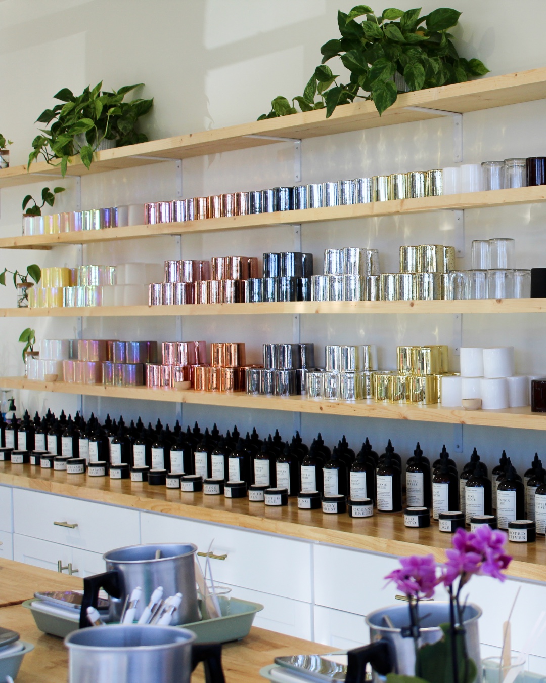 What comes first — the vessel or the scent?
Start with the color you love or the fragrance that feels like home. However you begin, your candle will be completely your own.
Book a custom candle pouring via the link in our bio 💕