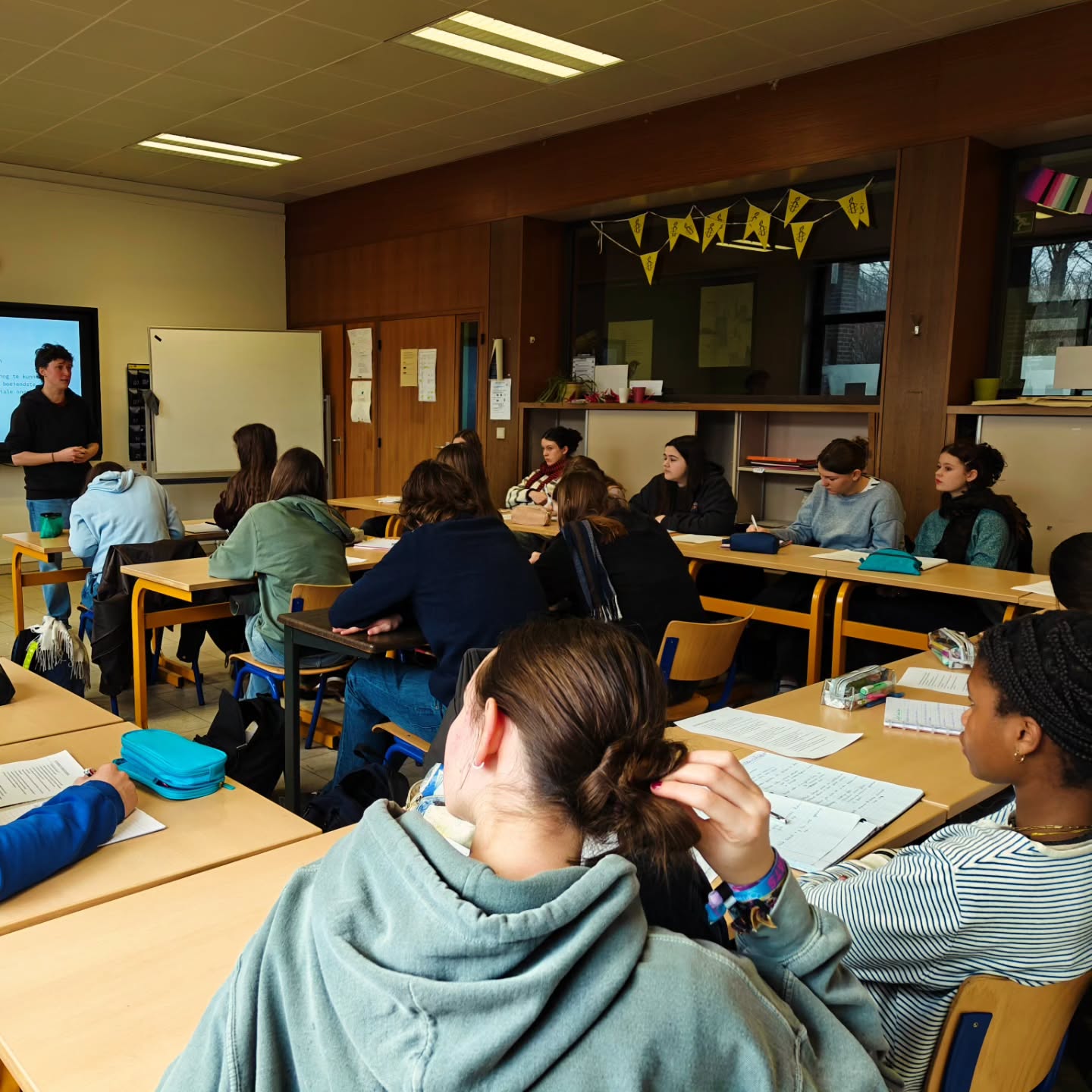 De vierdejaars humane wetenschappen interviewden vandaag een sociaal werker tijdens de les cultuurwetenschappen. Na een hoofdstuk vol theoretische kennis over sociale ongelijkheid en armoede konden ze zo hun vragen stellen aan iemand die dagelijks met deze materie bezig is als sociaal werker in een wijkgezondheidscentrum. Hoe win je het vertrouwen van iemand die in armoede leeft? Wat heeft jou gemotiveerd om met mensen in armoede te gaan werken? Hoe hangt armoede samen met sociale ongelijkheid? En wat kan je als sociaal werker wel en niet betekenen? Zo werd de leerstof levensecht.