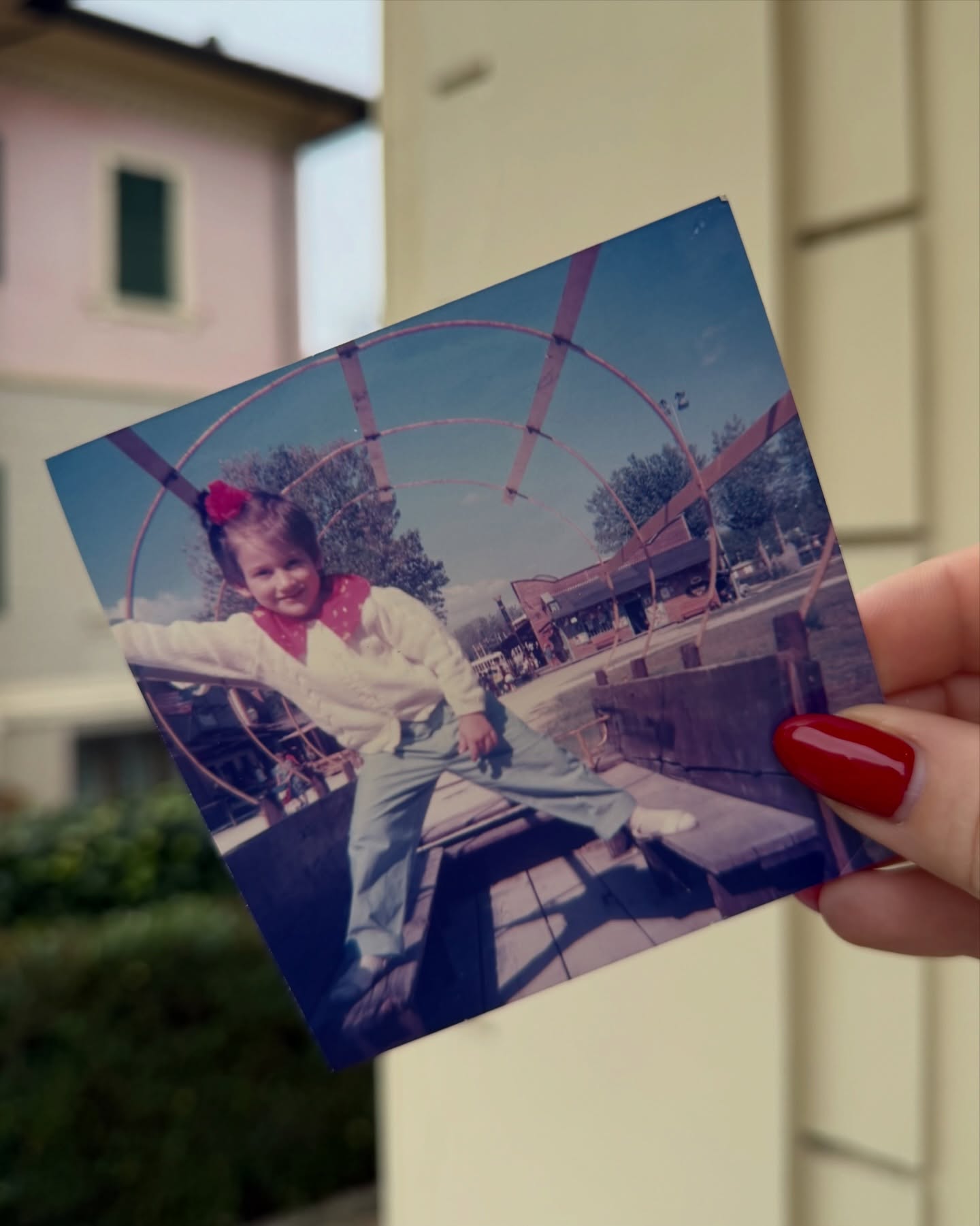 Oggi è il mio compleanno. Sono la stessa bimba curiosa e la stessa donna che oggi guarda avanti. Emozioni che sanno di mare, di famiglia, d’amore e di forza. E oggi, semplicemente, celebro tutto questo.♥️