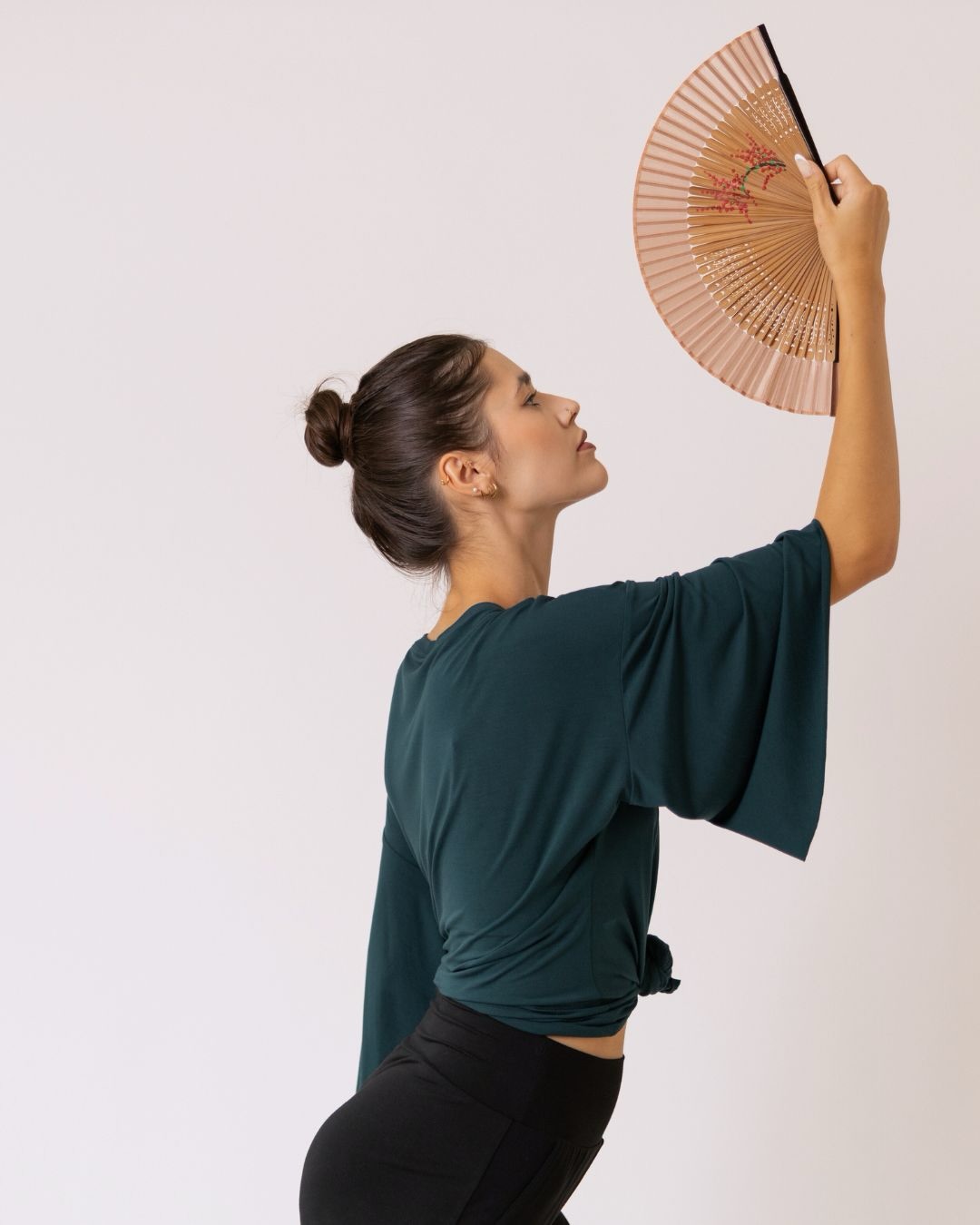 TRIČKO ZΞΝ
Jeho jemné rukávy povlávají při sebemenší pohybu a přitahují tak naší pozornost jako ladný tanec, který plyne z nyní k dalšímu teď.
Pure bamboo & elastan (4%)
model:@kaci.janakova
photo: @esteena
styling: @janahejdovamakeup
#jednoduse #oceanpine #oblečenínajógu #českáznačka #jóga