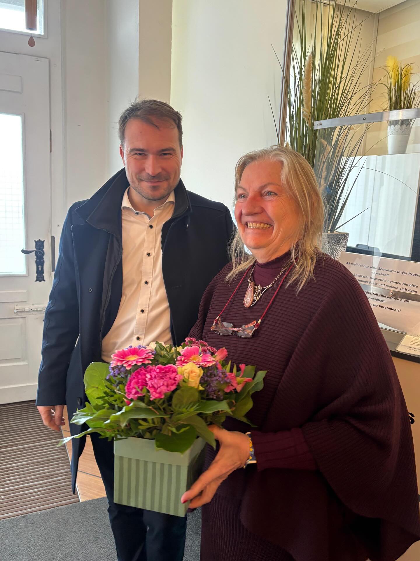 Eine gute medizinische Versorgung mit kurzen Wegen ist für unsere Stadt von zentraler Bedeutung. Umso mehr freue ich mich, dass Michaela Heinke die Hausarztpraxis in der Bahnhofstraße übernommen hat und sie mit viel Engagement, Teamgeist und moderner Digitalisierung weiterführt. Gemeinsam mit mehreren angestellten Ärzten sichert sie damit die medizinische Betreuung vor Ort und entlastet gleichzeitig das Personal durch innovative Lösungen wie digitale Terminvergabe und eine Praxis-App.
Als Stadt haben wir die Praxisgründung bewusst mit 5.000 Euro Zuschuss unterstützt. Dieses Geld wurde in eine innovative Software investiert, die die Abläufe effizienter gestaltet und mehr Zeit für die Patienten schafft.
Besonders gefreut hat mich außerdem, dass wir in diesem Zusammenhang bereits eine neue Ärztin kennenlernen konnten, die künftig das Team verstärken möchte und sogar plant, ihren Wohnsitz nach Freiberg zu verlegen. Dafür haben wir selbstverständlich unsere volle Unterstützung zugesagt. So stärken wir gemeinsam Schritt für Schritt die Gesundheitsversorgung in unserer Silberstadt.