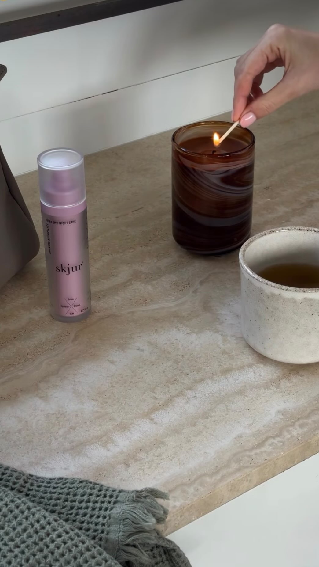 Wusstest du, dass deine Haut nachts mehr Feuchtigkeit verliert? 💧🌙
(Transepidermaler Wasserverlust)
Während du schläfst, wechselt deine Haut in den Reparaturmodus und die Hautbarriere wird kurzfristig empfindlicher.
Genau deshalb ist Nachtpflege so wichtig.
Unsere skjur® Nachtpflege mit Skin Lipid Matrix und Ectoin stärkt die Hautbarriere, versorgt intensiv und unterstützt die Regeneration über Nacht. ✨
Für Haut, die morgens ruhig, gepflegt und gesund aussieht. 🤍
#skjur #nachtcreme #gesichtsästhetik #hautbarriere