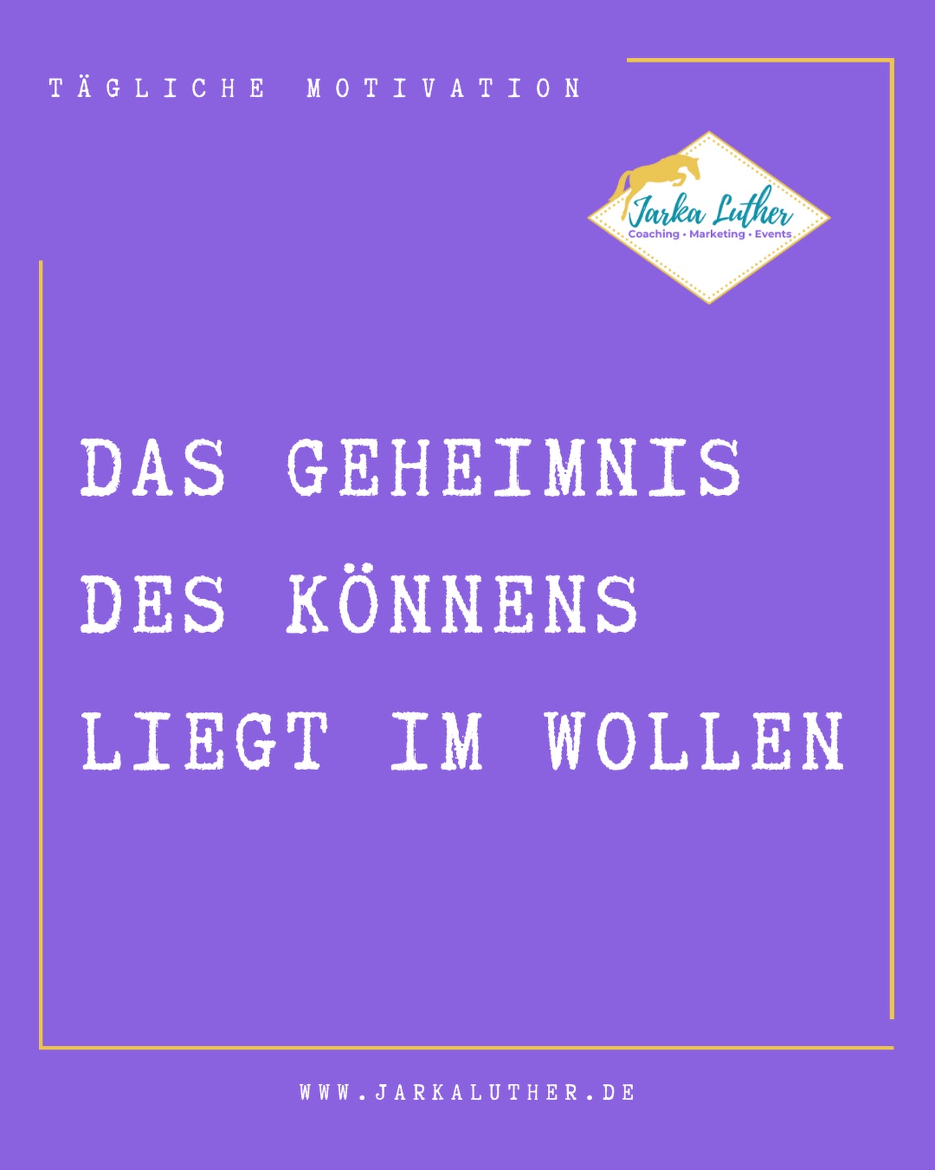 Gedankengalopp | Das Geheimnis des Könnens liegt im Wollen
Mein Opa hat immer gesagt:
Auch jemand, der auf den ersten Blick vielleicht nicht besonders talentiert wirkt, kann durch Fleiß, Disziplin und Durchhaltevermögen am Ende genauso weit kommen wie jemand, dem das Talent scheinbar in die Wiege gelegt wurde.
Manchmal sogar weiter.
Denn wer sich etwas erarbeitet, kennt den Weg.
Die Umwege. Die Zweifel. Die Wiederholungen.
Und genau dadurch entsteht oft ein ganz anderes Verständnis – und eine andere Wertschätzung für das, was man erreicht.
Talent kann tragen, ja.
Aber Talent allein reicht nicht immer.
Wer sich auf sein Talent verlässt, erlebt nicht selten einen schnellen Höhepunkt – und weiß dann manchmal nicht, wie es weitergeht.
Denn nur weil man nicht das Gefühl hat, „das letzte Talent“ zu haben, heißt das noch lange nicht, dass man wenig erreichen kann. Oder weniger Freude an seiner Leidenschaft haben darf – egal ob im Reiten oder in einer anderen Disziplin.
Fleiß, Disziplin und der Wille, dranzubleiben, können unglaublich viel bewegen.
Auch wenn der Weg manchmal länger dauert.
Vielleicht gerade dann.
Ich wünsche mir, dass alle, die immer wieder an sich zweifeln und sich fragen, ob sie „talentiert genug“ sind, diesen Druck einmal loslassen.
Diesen Druck, einem vermeintlichen Talent gerecht werden zu müssen – statt einfach Spaß an der eigenen Leidenschaft zu haben.
Sich Dinge in Ruhe zu erarbeiten.
Zu wiederholen.
Zu wiederholen.
Und wieder zu wiederholen.
Dranzubleiben – auch durch Höhen und Tiefen.
Nicht den Kopf in den Sand zu stecken, sondern verstehen zu wollen.
Sich auszutauschen.
Und sich Hilfe zu holen, wenn es hakt.
Manchmal reicht schon jemand, der Dinge anders formuliert.
Anders erklärt.
Einen anderen Blickwinkel mitbringt.
Denn Talent kann sich entwickeln.
Aus Wollen.
Aus Arbeit.
Und aus dem Mut, nicht aufzugeben – auch dann, wenn es gerade schwerfällt.
