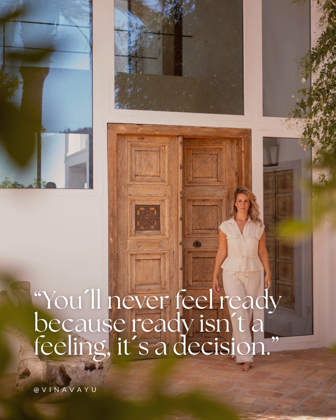 Vanaf het moment dat ik mijn leven ben gaan leiden vanuit deze quote, gingen er andere deuren open.
Niet omdat alles ineens helder werd, maar omdat ik besloot.
Zolang je blijft hangen in wat als en misschien, blijf je veilig.
In je comfortzone. En daar is het prima.
Rustig, overzichtelijk en voorspelbaar.
Maar groei is daar ver te zoeken.
Ik merkte dat sterk in de aanloop naar onze emigratie.
De vragen die ik kreeg, kwamen bijna altijd uit angst.
Ja, maar wat als dit? En wat als dat gebeurt?
We zijn zo gebrand op zekerheid. Op willen weten hoe iets gaat lopen, voordat we überhaupt bewegen.
En als mensen me vragen wat dé reden was om naar Spanje te verhuizen, dan voel ik meteen: die is niet uit te leggen.
Omdat het geen rationeel besluit was met een garantie.
Het was een keuze zonder routekaart.
Zelfs nu, terwijl ik er middenin zit, kan ik niet zeggen: zo moet het of zo gaat het.
Dingen lopen anders dan verwacht.
Maar wat is verwachting eigenlijk?
Dat is ook de charme van het hele proces.
Dat je onderweg dingen tegenkomt die je nooit had kunnen bedenken.
En dat je daarmee leert dealen.
Dat je groeit, als mens, als gezin, als vrouw.
Die ontwikkeling krijg je niet cadeau als je blijft waar het veilig is.
En nee, dit is geen oproep om massaal je koffers te pakken en te emigreren.
Dit gaat over alles in je leven waar je blijft hangen in ja, maar wat als.
De vraag is niet: wat als?
Maar wat als dit de vetste keuze is die je ooit hebt gemaakt?
Wat als dit je lessen brengt die je in die veilige comfortzone nooit was tegengekomen?
Ready is geen gevoel.
Ready is een besluit.
En alles daarna ontvouwt zich als jij beweegt.
#startbeforeyouready #chooseyourself #emigratie #groeibuitenjecomfortzone