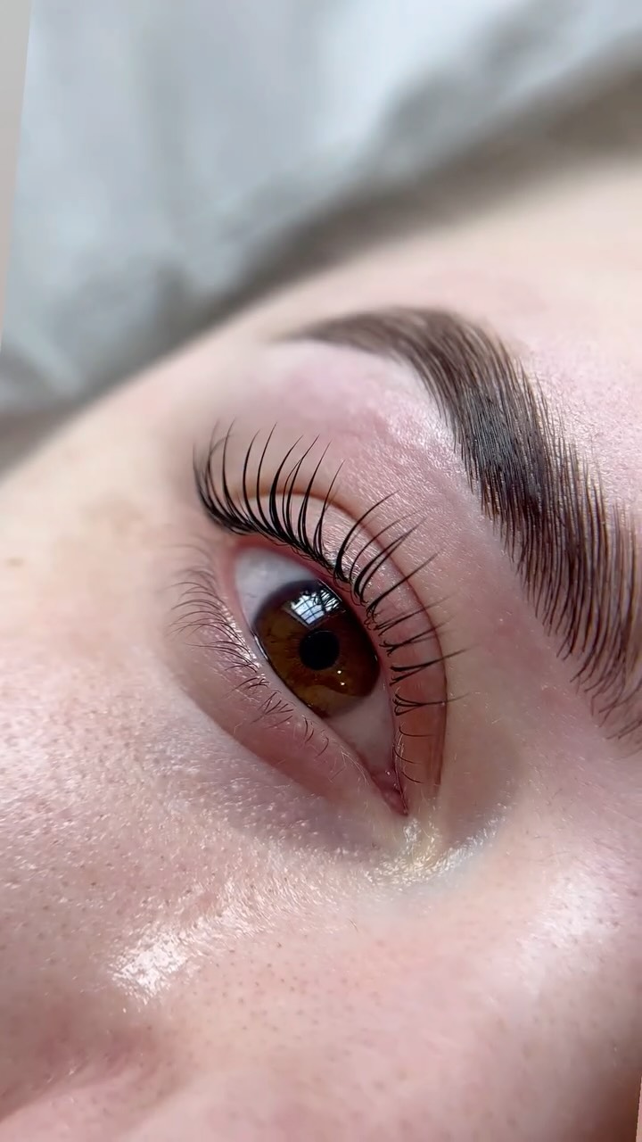 Classic lash lifts always 👌🏼
With the boom of Korean lash lifts recently I feel a classic lift still deserves its moment.
When using the right products, with correct timings and bespoke shield choice flawless impactful results can be achieved every time.
Product breakdown:
@lashglouk Classic lash lift system, their new moon shields (LOVE), volume drops, meadow dew and lifting balm. I have a link in my bio to view their website, use my code “Liv10” when you place an order to save 10% 💕
@refectocil_uk Blue black tint
#lashlift #lashliftnorthampton #beautyspecialistnorthampton #beautynorthampton #naturalbeauty