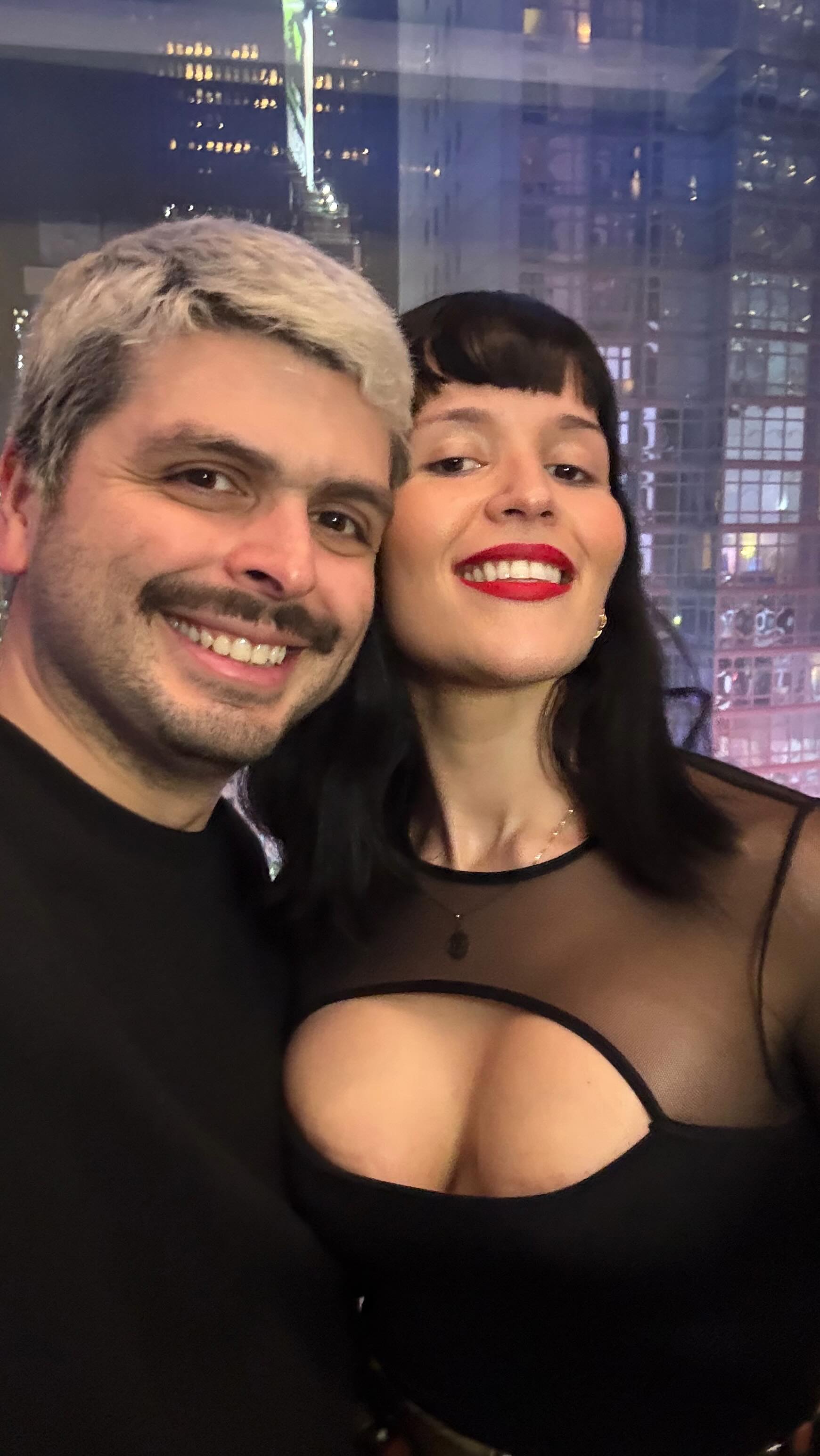 Junto a mi adorada amiga y maravillosa soprano María Brea @mariabreasoprano decidimos acercarnos a Bésame Mucho desde un lugar muy nuestro; entre la intimidad del cabaret, nuestra raíz clásica y esa emoción cruda que aparece cuando la música se dice sin filtros.
María en la voz,
yo en el piano.
Times Square de fondo.
Sonido natural y la ciudad respirando con nosotros.
Abrimos con un eco de La maja y el ruiseñor,
ese susurro de Granados que encendió la imaginación de Consuelo Velázquez
para escribir un amor que todavía nos atraviesa.
Nuestra versión no intenta explicarlo;
solo habitarlo con su belleza, su vértigo y su misterio,
entendiendo también que es lo que nos mantiene despiertos, sensibles, vivos.
Al final queda una frase suspendida en el aire:
“Un beso no es un beso, es una promesa que no llega nunca.”
Y aun así… seguimos eligiendo sentir.
Feliz día del amor ❣️❣️❣️
#valentines #besamemucho #amor #piano #soprano