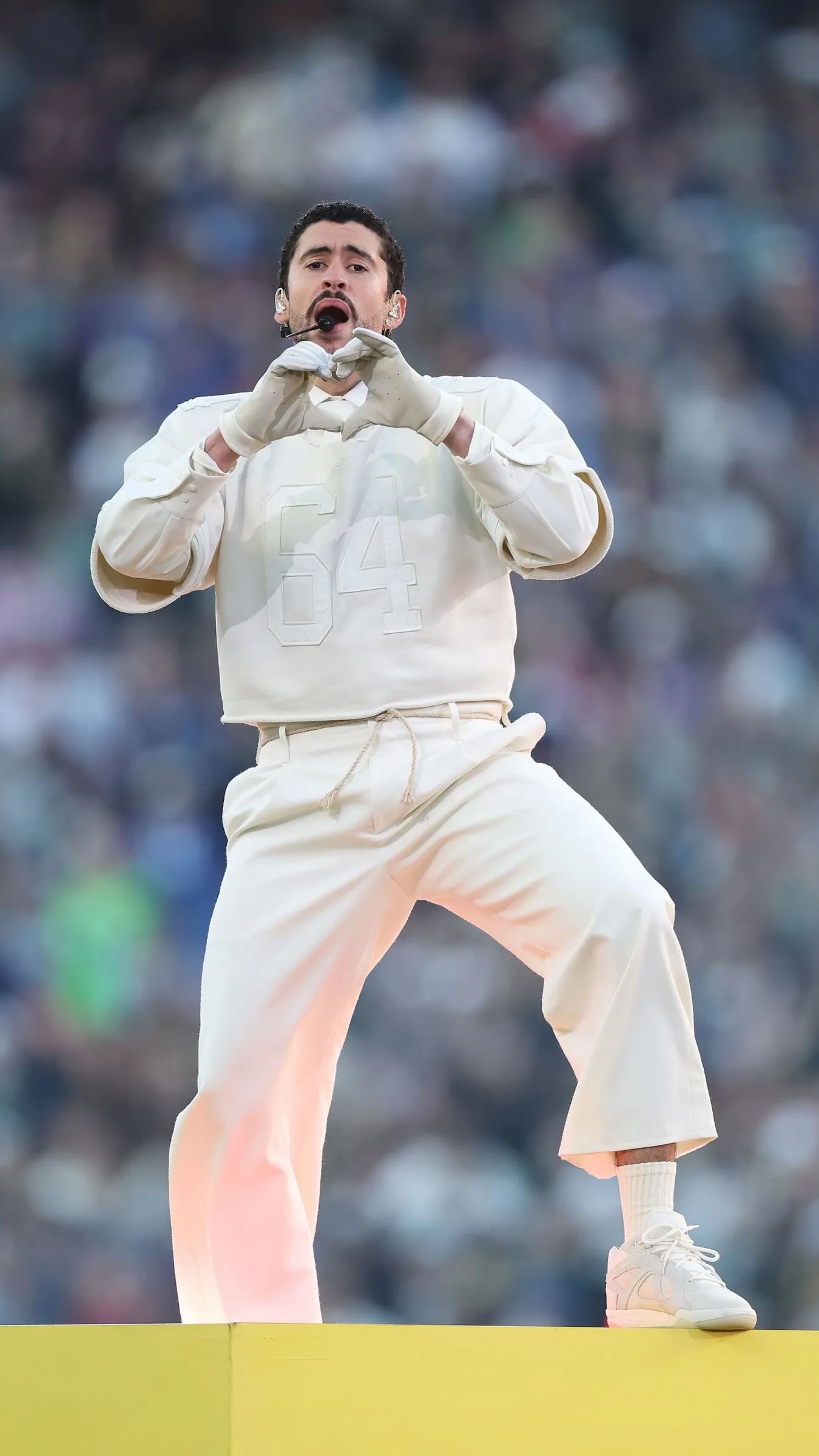 ¡De PR pa’l mundo! 🇵🇷 Así celebró @badbunnypr su éxito tras cantar en el #SuperBowl y convertirse en el artista más visto en toda la historia del Super Bowl superando a KENDRICK LAMAR 🏈🥇